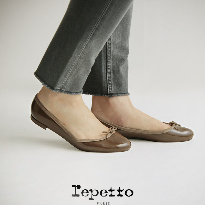 ▼メーカー希望小売価格はメーカーサイトに基づいて掲載していますrepetto - レペット - V1499UNI Cendrillon Baby バレエシューズ 51192-1-50499 repetto - レペット - V1499UNI Cendrillon Baby バレエシューズ 51192-1-50499 雨の日でも履けるラバー素材で仕上げたバレリーナシューズ。 アウトソールもブラウンで統一。 フロントの控えめなリボンで大人の甘さを添えています。 ▲model : 161cm (モデルサイズガイドはコチラ) ■シャツジャケット : mizuiro ind ミズイロインド　ワイドシャツライクコート 1-279063 ■トップス : Le minor ルミノア　GRAND COAPIN ボーダーカットソー LM20P102BCNR/LM20P102BCMC/LM20P102BCGT/LM20P102MCNR ■ボトムス : Healthy denim×MMN【別注アイテム】 ヘルシーデニム　H.SALT別注フリンジ無し HL59427EW-GC ■バッグ : HASHIBAMI ハシバミ　ヘムコーデュロイクロスバッグ Ha-2002-674 ■シューズ : repetto レペット　V1499UNI Cendrillon Baby バレエシューズ 51192-1-50499 ※【販売前/販売終了】商品はリンクが切れている場合がございます。 ※リンクのない物に関しては、【mmn@east-by-west.jp】までお問合せ下さいませ。 repetto repetto　レペット レペットは、1947年、ローズ レペットがダンスシューズをデザインしたことから始まったフランスのダンスブランド。伝統的な製法で作られるシューズのほか、バッグやウェアも展開しています。 SIZE 【サイズ感につきまして】 こちらの商品のサイズ感はブランド指定の表記となっております。 → SIZE GUIDEはコチラ FABRIC ポリ塩化ビニル COUNTRY Made in PORTUGAL ATTENTION ※商品は実店舗での販売もしておりますので、タイムラグにより在庫数のずれが生じる場合がございます。 万が一品切れの場合は誠に申し訳ございませんが、何卒、ご容赦の程お願い申し上げます。 【返品・交換・複数購入の注意事項】