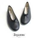 ▼メーカー希望小売価格はメーカーサイトに基づいて掲載していますrepetto - レペット - Lilouh Ballerinas 51222-1-50096 足入れしやすく、履き心地も軽やか。ベーシックで日常に取り入れやすい一足です。 ラバーソールバレリーナ「Lili」をベースにトレンディなハイアッパーシューズに仕上げた新モデル「Lilouh」はレペットの新しいアイコンシューズです。Lilouhの特徴である甲深のデザインは、従来のバレリーナシューズに比べモダンで大人っぽい雰囲気になっています。しなやかでマットな牛革を使い、上品なムードで仕上げています。 ソール約1cm 素材 牛革 重さ140g つや感なし 原産国FRANCE 注意点 ※※商品は実店舗での販売もしておりますので、タイムラグにより在庫数のずれが生じる場合がございます。万が一品切れの場合は誠に申し訳ございませんが、何卒、ご容赦の程お願い申し上げます。 レペットは、1947年、ローズ レペットがダンスシューズをデザインしたことから始まったフランスのダンスブランド。 伝統的な製法で作られるシューズのほか、バッグやウェアも展開しています。 repetto のアイテムを見る