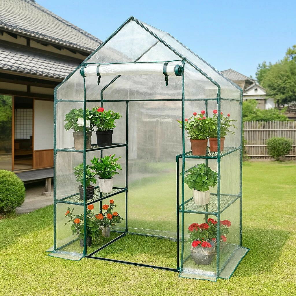 【高品質素材と安心設計】 PVCカバーと電気泳動金属フレームを採用し、耐候性・耐久性ともに優れた構造を実現。 雨風や寒さ、害虫から植物をしっかり守り、一年を通して安定した育成環境を維持します。 約幅143×奥行73×高さ195cmのゆとりあるサイズで、家庭用温室として最適です。 【使いやすい広々スペース】 両サイドには3段式の多段ラックを配置し、鉢植えや育苗トレイを効率よく収納可能。 棚の高さにも余裕があり、植物がのびのび成長できます。 中央の通路は広く、水やりや観察がしやすい踏み込めるデザイン。 ロールアップ式の換気扉が適度な風通しを確保し、ベランダ・テラス・庭など様々な場所に快適なグリーンスペースを作れます。 【優れた耐久性と安定感】 粉体塗装が施されたフレームはサビに強く、長期間の使用に対応。 各段の棚は約10kgまで耐荷重があり、育苗トレイ、鉢植え、植物ライトなども安心して設置できます。 【幅広い用途に活躍】 コンパクトながら十分な内部スペースを備え、育苗、花卉、発芽野菜、ハーブの栽培など多用途に対応。 保温効果により育成シーズンを延長し、反季節の収穫も楽しめます。 【簡単組立＆フルセット付属】 必要な部品はすべてパッケージに同梱されており、詳細な組立説明書付きで初心者でも簡単に組立可能。 商品到着後に気になる点がございましたら、いつでもお気軽にお問い合わせください。