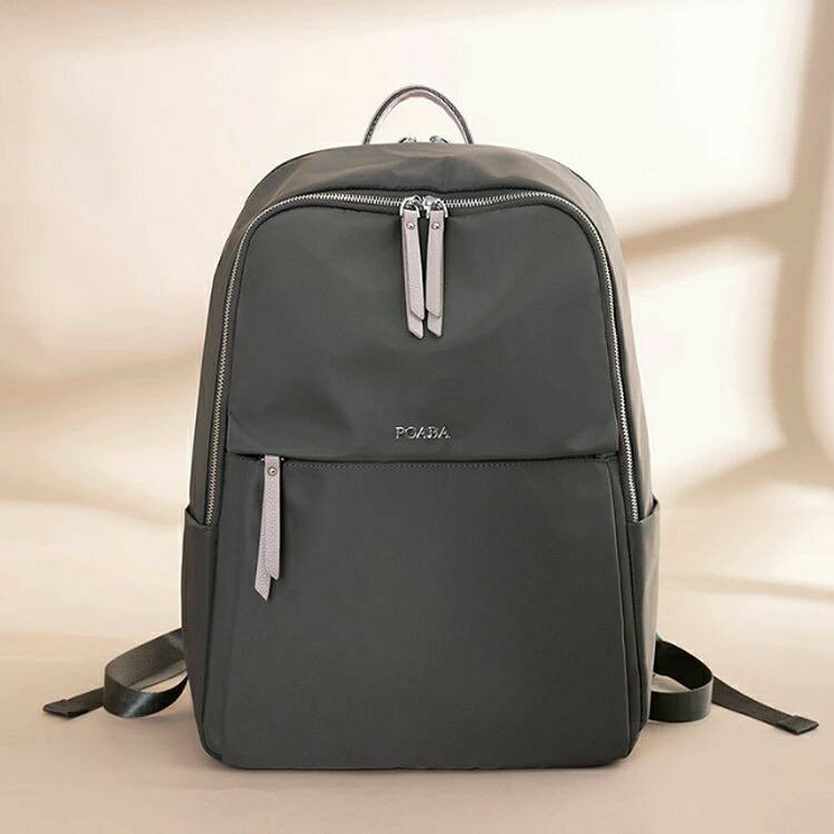 商品名 ビジネスリュック　レディース　 サイズ Size-M: 縦幅38cm×横幅28cm×マチ12cm 約0.55Kg (13.3インチ〜14インチのPC対応可能） Size-L: 縦幅43cm×横幅30cm×マチ15cm 約0.62Kg (15.6インチのPC対応可能） ※人の手にての計測となります為、サイズにつきましては1〜2cmの誤差が生じる場合がございます。予め、ご了承の上、ご注文下さい。 ※サイズ・重量は、多少の誤差が生じる場合がございます。 ※お持ちのパソコンサイズ・インチのお間違えがないよう、必ず、ご自身のお持ちのパソコンの型番をお調べの上、 商品ページ記載サイズをご確認頂き、余裕のあるサイズをご注文下さい。 商品説明 ・働く女性に笑顔を！シンプルデザインのビジネスリュック厚み薄型だから通勤スタイルにもピッタリ。 ・A4も入る大容量—スリムに見えて一泊分の荷物と15.6インチまでのノートPCが入る大容量。A4サイズの書類や雑誌、折り畳み傘、ペットボトル、財布、衣類等普段持ち歩く荷物も楽に収納できます。 ・サッと取り出せる外ポケット—フロント、両サイドにポケットを搭載、携帯電話、バッテリー、財布、iPad、折り畳み傘など様々なアイテムを収納可能。バッグ上部には、持ち歩きに便利なハンドルを装備。 ・盗難防止隠しポケット—バックの背面に隠しポケットがあるので、パスポート、財布などの盗難防止に役立ちます。盗難被害の多い海外でも安心。 ・撥水・防汚加工—水を弾くのに加え、汚れが付きにくい特殊な素材を使用。突然の雨やうっかりこぼしたコーヒーもサッと一拭きで元通り。効果的に水の浸透を防ぎ、バックの中身を保護します。 ・衝撃吸収パッド仕様—ノートPC収納用ポケットは衝撃を和らげる防震パッド入りなので、タブレット端末やノートパソコンを安心して持ち運べます。 ・負担軽減ベルト—人間工学に基づいたデザイン設計。幅4cm、クッション性・通気性に優れたメッシュ生地により肩への負担を軽減。 ・キャリーオン機能—出張、旅行の際、スーツケースに引っ掛けるキャリーオンベルトを搭載。 ・シンプルデザイン—シンプルなデザインだからビジネス、トラベル、ファッションと様々なシーンで使用できます。通勤・通学スタイルにもピッタリ。スーツ姿を崩さないスタイリッシュなデザインです。 ・使えるシーン—年齢を問わず、普段使い、ビジネス、通勤、通学はもちろん旅行バッグとしてなどシーンを選ばずに使用できます 商品カラー ブラック、ベージュ、パープル、ダークグレー、ブルーグレー系、グレージュXブラウン 注意事項 1.PC、環境、光の具合等により、色のイメージが画像と若干異なる場合が御座います。 2.製造上、細かな汚れやシワ糸のほつれが発生する場合がございます。度を超して痛みのある場合には弊社までご連絡下さい 発送 宅配便発送