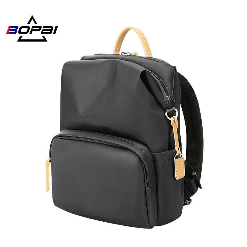 商品名 ビジネスリュック レディース 通勤 商品仕様 ■ブランド：BOPAI ■カラー：ブラック、ピンク、グレー ■サイズ：35.5cm*14.5cm*29cm ■重量：0.75kg ■素材：高密度ナイロン・牛革搭載 ■容量： iPad/PC14inchまで対応可能 ■ポイント：通勤、出張、通学、日常のお出かけなどいろんなシーンで重宝するPCバッグです。 ※人の手にての計測となります為、サイズにつきましては1〜2cmの誤差が生じる場合がございます。 商品説明 ・カジュアルな雰囲気で人気の高いの新作が登場! ・とっても軽量でタブレットやノートPCに持ち運びに便利なノートPCケースとなります。 ・防水/撥水加工が施されている上、衝撃吸収クッションが内蔵されている為、大切な機器をしっかりと保護します。 ・ 手提げは収納が可能な為、通勤、通学、アウトドアと様々なシーンで大活躍間違いなしです。 ・ シンプルで無駄のない洗練されたデザインの為、ビジネスやカジュアルなどどのようなスタイルにもマッチ。 ・いつも荷物が多いママさんにも、流行りに敏感な学生さんにもおすすめなおしゃれリュックです。 ・軽い、お弁当が入るなどのオフィス・ビジネスシーンでの実用性はもちろん、カジュアルな通勤スタイルからスーツにも合わせられるおしゃれさも備えた通勤バッグ。 商品カラー ブラック、ピンク、グレー 注意事項 1.PC、環境、光の具合等により、色のイメージが画像と若干異なる場合が御座います。 2.製造上、細かな汚れやシワ糸のほつれが発生する場合がございます。度を超して痛みのある場合には弊社までご連絡下さい 発送 佐川急便