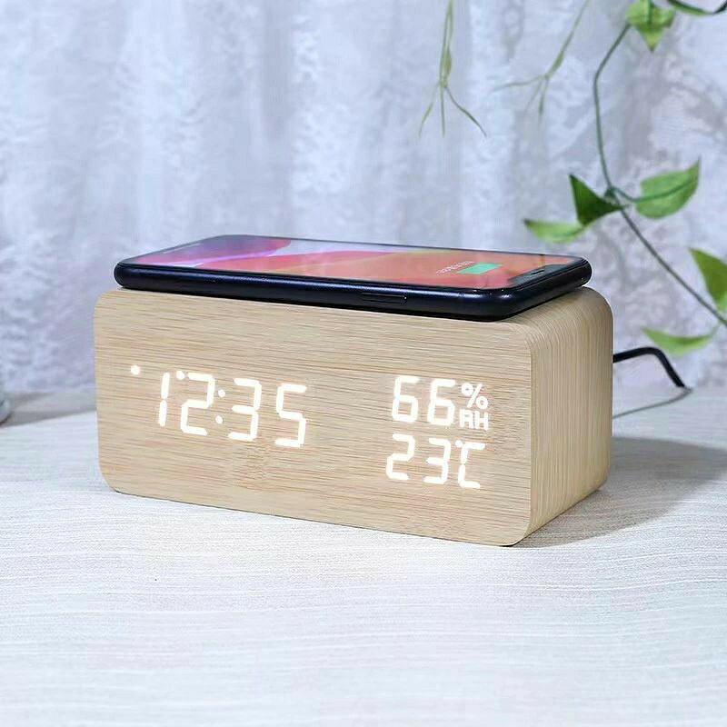 デジタル目覚まし時計 木製置き時計 LED時間表示3目覚まし時計設定 USB給電 き湿度...
