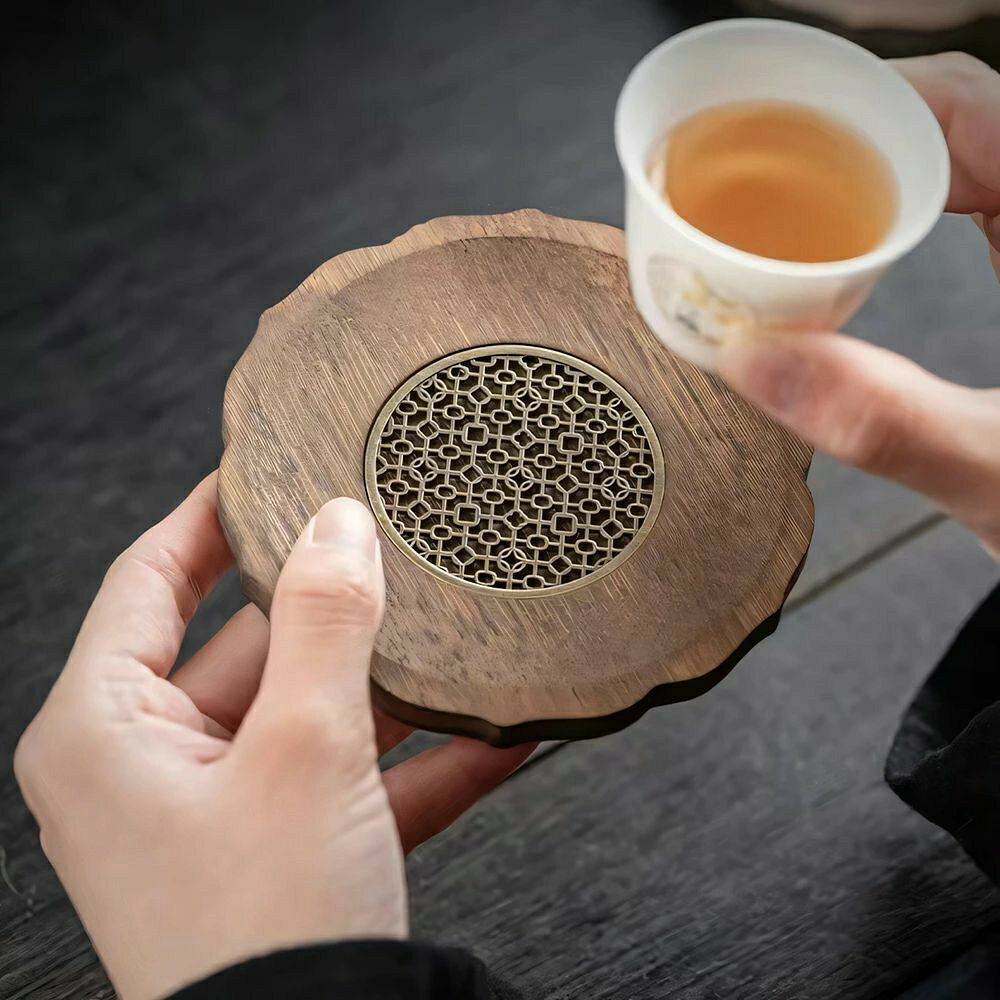 名前の通り茶壺を置く茶道具が壺承です。 簡単に言ってしまえば、水がこぼれたときにそれを受ける皿で、干泡法でお茶を淹れる際に多く用いられる茶道具です。干泡法では茶盤のように湯を茶壺にかけたりはせず、壺承は多少のこぼれをうけたり、優雅な雰囲気作りのために使われます。 また、壺承は、紫砂壺にお茶をかけて経年の変化を楽しむ、養壺を行う際にもお使いいただけます。 干泡法について ●干泡法の干は乾いたという意味で、最近多く見られるようになったお茶の淹れ方。台湾から取り入れられたとも日本の影響だとも言われていますが、茶盤を使って茶壺にお湯をかけたりふんだんにお湯を使う方法に対して生まれた言葉です。お湯をこぼすことなくそれでいて優雅さを保ったお茶の淹れ方として広まっています。厳密に言えば、緑茶や雲南の紅茶など100度の熱湯でなくても良いお茶に向いていると言われています。 ●ほとんどの茶器は干泡法でもそのまま使えます。最大の特徴は茶盤を使わないこと。簡単に一般的な一通りの手順を書くと、備具、潔具、賞茶、投茶、洗茶、泡茶、奉茶、収具となります。 ●備具は道具を使用できる状態に並べます。 ●潔具は茶器を洗うこと。茶洗などの道具にお湯をためて六君子茶道具の茶ばさみで杯を挟んで洗ったり、茶壺お湯を注ぎ、それを茶海、杯に注ぎ、次いで、水孟やバケツに捨てる。机の下であれば竹やプラスチックのバケツ、机の上であれば水孟などと呼ばれる水をためておく深皿に捨てます。 ●賞茶では茶荷などに茶葉を入れてお客様にお見せします。 ●投茶は茶壺に茶葉を入れること。六君子茶道具などそのままお使いいただけます。 ●洗茶では、お湯を注いでまもなく茶海・杯へ移しそれを水孟へ。茶葉を洗うというより、茶葉を開いて美味しいお茶が出る状態にします。 ●泡茶、泡というのは淹れることです。お湯を注いで茶葉に応じた時間置いてから茶海に移し、それぞれの杯に注ぎます。 ●奉茶はお客様にお出しする、収具は片付けです。 ●茶盤 竹製 貯水式 おしゃれ 茶道具 インテリア 茶托 ティートレイ セラミック 茶器 和モダン 小型 丸型 ナチュラル 中国茶器 贈り物 プレゼント きれいなカーブを描く優しいフォルムは美しく重厚感のあるデザインです。一般的な茶盤のよ うにスペースを取らずコンパクトに手軽にお茶が楽しめます。中国茶の茶道具の一つである丸型のおしゃれな茶盤です。 ●茶壺や茶杯にお湯を掛けて温める、養壺の為に茶壺にお茶を掛ける、お湯やお茶を流す作業がお茶を淹れる段階で 何回もあるので、飛び散ったりこぼれたりしないように、この茶盤の上で行います。 ●品質のある竹で作られていますので、全体を水洗いでき長期間清潔に使い続けられます。環境にも優しく、丈夫で耐久性があり、長寿命です。ティーポットホルダーはシンプルで実用的で、トレイはボウル、ティーポット、カップなどと一緒に置くことができます。 ●中国茶を淹れ方には様々な方法がありますが、お湯を頻繁に使うので、茶盤があると便利です 。こちらは竹製で中に水をためるタイプの小型の茶盤。小盛水と呼ばれる中国では典型的な形の茶盤です。 商品詳細 商品名 IwaiLoft 美品 手作り 急須受台 ブランド IwaiLoft 商品品番 iw-tdg0935 商品詳細 材質：竹 サイズ：直径約11cm * 厚さ約0.7cm 天然竹の特性 ●製造過程により、サイズや表情に個体差があります。職人の手作業による風合いをお楽しみください。 ●表面の黒点やザラつき、粒状の凹凸や細かなキズなどがある場合がございます。 ●無垢材の魅力はなんといっても木目の美しさや、節などの素朴さから感じる温もりです。 ●本製品は天然木を使用しておりますので、特性上節や傷、へこみなど個体差があります。 ●パーツによる色調や木目の違い、表面の小さな凹凸や節は天然木製品の特徴となります。 ●元来、天然木にはいろんな杢目が入るのが自然の状態です。ご使用には何ら問題ございません。 ●交換はお受けできませんのでご理解お願いいたします。【IWAILOFT iw-tdg0935】 名前の通り茶壺を置く茶道具が壺承です 簡単に言ってしまえば、 水がこぼれたときにそれを受ける皿で、 干泡法でお茶を淹れる際に多く用いられる茶道具です。 干泡法では茶盤のように湯を茶壺にかけたりはせず、 壺承は多少のこぼれをうけたり、 優雅な雰囲気作りのために使われます。 商品名： IwaiLoft 美品 手作り 急須受台 サイズ： 直径約11cm * 厚さ約0.7cm 材質： 竹