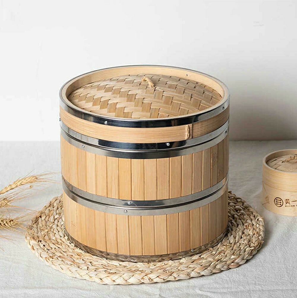 商品名 天然竹 中華せいろ ブランド 清境Craft 商品情報 18cmサイズ:高さ約5.5cm*内径約16cm*容器深さ約3.5cm 21cmサイズ:高さ約5.5cm*内径約19cm*容器深さ約4cm 24cmサイズ:高さ約6cm*内径約22cm*容器深さ約4.5cm 素材:天然竹・304ステンレス 表面塗装なし 原材料産地：中国 使用上の注意点 ※ 食洗機対応 ※ 研磨剤・漂白剤等が含まれた食洗機用洗剤はご使用できません。 知っておいてほしいこと 商品のカラーや素材感は実際のものに近づけるように努めておりますが、撮影状況やディスプレイの状況等から若干の誤差が生じる場合がございます。あらかじめご了承ください。 ●商品について ●使用後は柔らかいスポンジと中性洗剤で洗い、洗浄後は柔らかい布でしっかり水分を拭き取り通気性の良い場所で自然乾燥させてください。 ●硬いブラシやタワシ、研磨剤の入った洗剤などのご使用は避けてください。 ●反りや割れにつながる為、つけ置き洗い、熱湯、食器洗浄機、食器乾燥器のご使用は避けてください。 ●竹は自然の素材の為、節の位置や模様の違い、繊維の溝や隙間などが見られることがあります。1点1点すべて異なる素材を使っておりますので、味わいとしてお楽しみいただけましたら幸いです。 ●使い始めにウレタン塗装特有のにおいを感じる場合がありますが、時間の経過とともに薄れてまいりますので、安心してお使いください。 ※天然素材を使用した手作り品のため、色味や節目などに個体差が生じる場合がございますので、ご了承・理解の程宜しくお願い致します。 ※ハンドメイドのため、サイズの若干の違い、歪み、小さな黒点、赤い点、色味のバラツキなどが見られる場合がございます。 ※自然素材のため、身部分の割れ、留め部分のヒビ、切断面の毛羽立ちなどがある場合があります。ご使用には差し支えございませんので何卒宜しくお願いします。 ※あくまで画像はイメージですので、商品改良の為パッケージや一部仕様が少し変更になる場合もございます。 ※輸入品の為、輸送の際に生じるキズ・汚れ・箱潰れがある場合がございますが、新品でございますので予めご了承ください。 注意事項 ※縁まで水等を満たした状態で使用しないでください。 ※ご使用の際、空焚きは絶対にしないでください。 ※途中で水が少なくなったら、必ず沸騰したお湯を継ぎ足してください。 ※熱い蒸気や火傷に十分に気をつけてください。 ※なるべく洗剤は使わない。洗剤を使うと洗剤の成分が蒸籠に浸透してしまいます。 ※よく乾かさないとカビが生える原因になります。 ※直射日光に当てるとひび割れの原因になります。 ※食洗器に入れるのは歪みの原因になるので厳禁です。 【心をこめた贈り物にも】 引っ越し 祝い 新生活 御挨拶 ごあいさつ ギフト 全快祝い 快気祝い 快気内祝い 結婚祝い 結婚内祝い 引き出物 引出物 引き菓子 内祝 内祝い 出産御祝 出産祝い 出産内祝い お見舞い 長寿祝い 金婚式 還暦祝 古希祝 喜寿祝 傘寿祝 米寿祝 卒寿祝 白寿祝 百寿祝 紀寿 茶寿 寿 寿福 祝御長寿 【季節のご挨拶でも喜ばれます】 入学祝い 入社祝い 母の日 父の日 初盆 お盆 お中元 御中元 お彼岸 残暑見舞い 残暑御見舞 敬老の日 クリスマス Xmas X’mas Christmas クリスマスプレゼント お歳暮 御歳暮 お正月 御正月 お年賀 御年賀 御年始 寒中お見舞 【お世話になっているあの方へ】 両親 父母 おじいちゃん おばあちゃん お父さん お母さん 奥さん 旦那さん 彼女 彼氏 兄弟 姉妹 先生 職場 同僚 先輩 後輩 祖父 祖母 父 母 妻 夫 友人 【こんな想いで…】 ありがとう ありがとうございます おめでとう おめでとうございます ごめんね 遅れてごめんね 今まで お世話になりました これからも よろしくお願いします 【お取引先にも/社内でも】 送迎 異動 転勤 定年退職 退職 記念品 景品 御開業祝 周年記念 御開店祝 開店御祝い 開店お祝い 開院祝い 送別会 謝恩会 他の人気もチェック！ブランド: 清境Craft 商品名: 中華せいろ 素材: 天然竹・304ステンレス