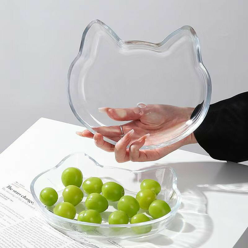 ガラスお皿猫型IwaiLoftは、その愛らしい猫の形が特徴の透明ガラス製トレーです。このユニークなデザインは、日常の食卓を楽しく彩ります。透明な素材が料理の色を引き立て、どんな食事もおしゃれに演出。小さなフルーツやデザート、副菜を盛り付けるのに最適なサイズです。 食洗機対応でお手入れも簡単、毎日の使用にもぴったり。カフェ風のランチタイムや、お友達を招いたホームパーティーにも活躍します。また、透明感のある美しいガラスは、光を受けてキラキラと輝き、テーブル上での存在感も抜群です。 どんなインテリアにも馴染むシンプルで洗練されたデザインは、ギフトとしても喜ばれること間違いなし。猫好きな方へのプレゼントにも最適で、特別な日のテーブルコーディネートを演出するアイテムとしてもおすすめです。