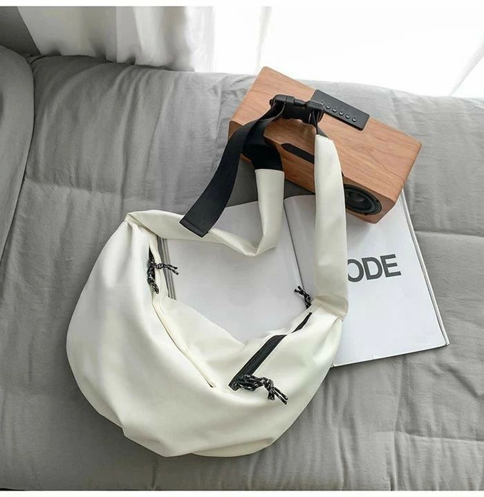 ショルダーバッグ バナナショルダー お出かけ ナイロン 肩掛け カジュアル 出張 旅行 ショルダー 軽量 無地 レディース メンズ 通学 おしゃれ 大きめ ボディバッグ 斜め掛け 旅行バッグ アウトドア 通勤 大人 男女兼用 大容量