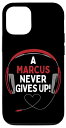 iPhone 12/12 Pro ゲーム用引用句「A Marcus Never Gives Up」ヘッドセット パーソナライズ スマホケース