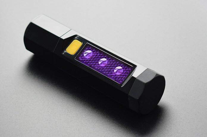 花魁JAPAN OKT-01 緊急停車灯 2WAYモデル 充電式 LED 停止表示灯 マグネット式 三角表示板代替品 道路交通法施行規則適合品 5355650 (OIRAN JAPAN) (OKT01) 花魁JAPANから「緊急停車灯」が新登場！ 花魁 緊急停車灯高速道路での停車時に必要な三角表示機材の代替として使用できる、道路交通法施行規則に適合した商品。紫色点滅(緊急信号モード)に加え、白色点灯(懐中電灯モード)への切替も可能。リチウムイオンバッテリーを内蔵した充電式で、車内でも手軽に充電でき、繰り返しご使用可能。・品番：OKT-01・視認距離：250m以上（昼間）　　　　　 800m以上（夜間）・連続使用時間：約4時間（緊急信号モード）　　　　　　　 約2時間（懐中電灯モード）・満充電時間：約4時間(使用環境により異なります)・内蔵電池：リチウムイオンバッテリー・電池容量：2200mAh・定格電圧：3.7V・製品寸法： 横35mm×縦130mm×奥行35mm・道路交通法施行規則適合品【特徴】・繰り返し使える充電式、リチウムイオンバッテリー内蔵・付属のケーブルを使用し、車内のUSBポートで充電可能（タイプAからタイプCコネクタへの変換アタッチメント付き）・磁石のつく場所ならどこでも固定可能・高輝度LED・抜群の視認性・緊急信号モード、懐中電灯モードの2WAY設計・スポット照明とワイド照明切り替え可能・雨天時でも使用可能な防滴仕様【セット内容】・緊急停車灯本体・取扱説明書・充電ケーブル：1本・タイプA⇒C変換アタッチメント：1個※本製品はモバイルバッテリーとしては機能いたしません。※取り付け箇所の材質により、マグネットが吸着しない場合があります。※「お取寄せ商品」はお客様のご注文と決済完了後に　メーカーから取寄せするため、タイミングによっては一時欠品　またはメーカー完売となる場合がございます。　その場合はお客様には必ず連絡をいたしますが、　万が一入荷予定がない場合は、　キャンセルさせていただく場合もございますことを　あらかじめご了承ください。※写真はイメージです。実際の色調とは異なって見える場合があります。 2