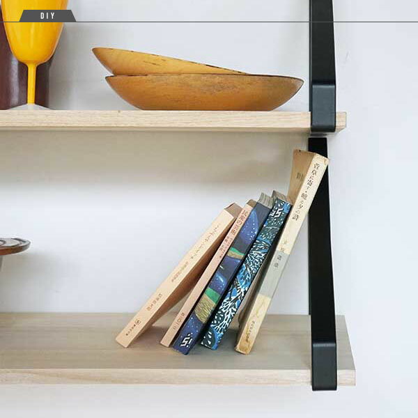 Iron multi shelf restシンプルな壁面収納に使える棚受け金具です。 多角形フォルムが個性的なアイアンシェルフです。通常の棚受けのように壁面に取り付けて棚板を乗せる使用方法以外にも、シェルフ内部に棚板を通して固定する使い方ができます。タテ/ヨコ、どちらの方向でも壁面取り付けが可能で、4通りの設置方法があります。棚板が付属していないタイプなので、ホームセンターやDIYショップなどで棚板用の木材を購入してお使い下さい。推奨サイズ:板厚30mm以下、奥行き250mm(ヨコ向き設置の場合)・200mm(タテ向き設置の場合) カラー ブラック サイズ W約20mm×D約262mm×H約x212mm 素材 アイアン 付属 木ネジ付 ご注意 ※こちら1本のみのばら売りです。ご注意ください。※棚板は付属しておりません。別途棚板用の木材をご用意ください。※設置は下地のある安定した壁面を推奨します。石膏ボードなど下地のない場所に設置する際は、ボードアンカーなどをご使用ください。 在庫についてのご注意 こちらの商品は他店と在庫の共有をしている為、在庫数が随時、変動しております。 ご注文時に在庫ありの商品でも、当店がご注文確認後にメーカーに発注する時点で欠品になってしまう場合がございます。 また、銀行振込など前払いのお支払方法をご利用の場合に、当店では入金後に発注を行っております。ご入金をお待ちしている期間に商品が欠品になってしまう場合がございます。 必ずご注文の時点で在庫があることを確認した上でご連絡をしておりますが、メーカーが取り置きに対応していないため、在庫確保を保証するものではございません。 誠に恐れ入りますが、予めご了承くださいますようお願いを申しあげます。