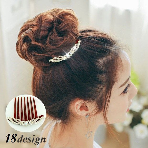 ラインストーンやパールが上品♪日常使いやパーティーシーンにも使えるコーム型のヘアアクセサリーです。扱いやすいのでヘアアレンジ初心者さんにも◎ 【サイズについて】画像をご参照下さい。 【カラーについて】生産ロットにより柄の出方や色の濃淡が異なる場合がございます。お使いのモニターや撮影時の光の加減などにより画像と実際の商品のカラーが異なる場合もございます。予告なしにカラーやデザインなどの変更がある場合もございます。 【素材について】合金