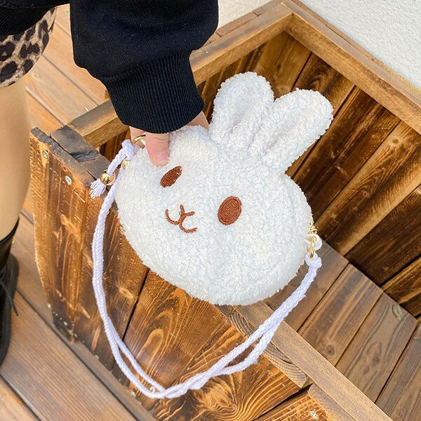 BACKYARD FAMILY インテリアタウンのポシェット ショルダーバッグ ミニバッグ キッズ 子ども用 子供用 女の子 鞄 かばん 小さめ コンパクト ウサギ ふわふわ もこもこ 刺繍 カーキ ホワイト ピンク かわいい キュート カジュアル ガーリー おしゃれ 秋 冬｜アングル3