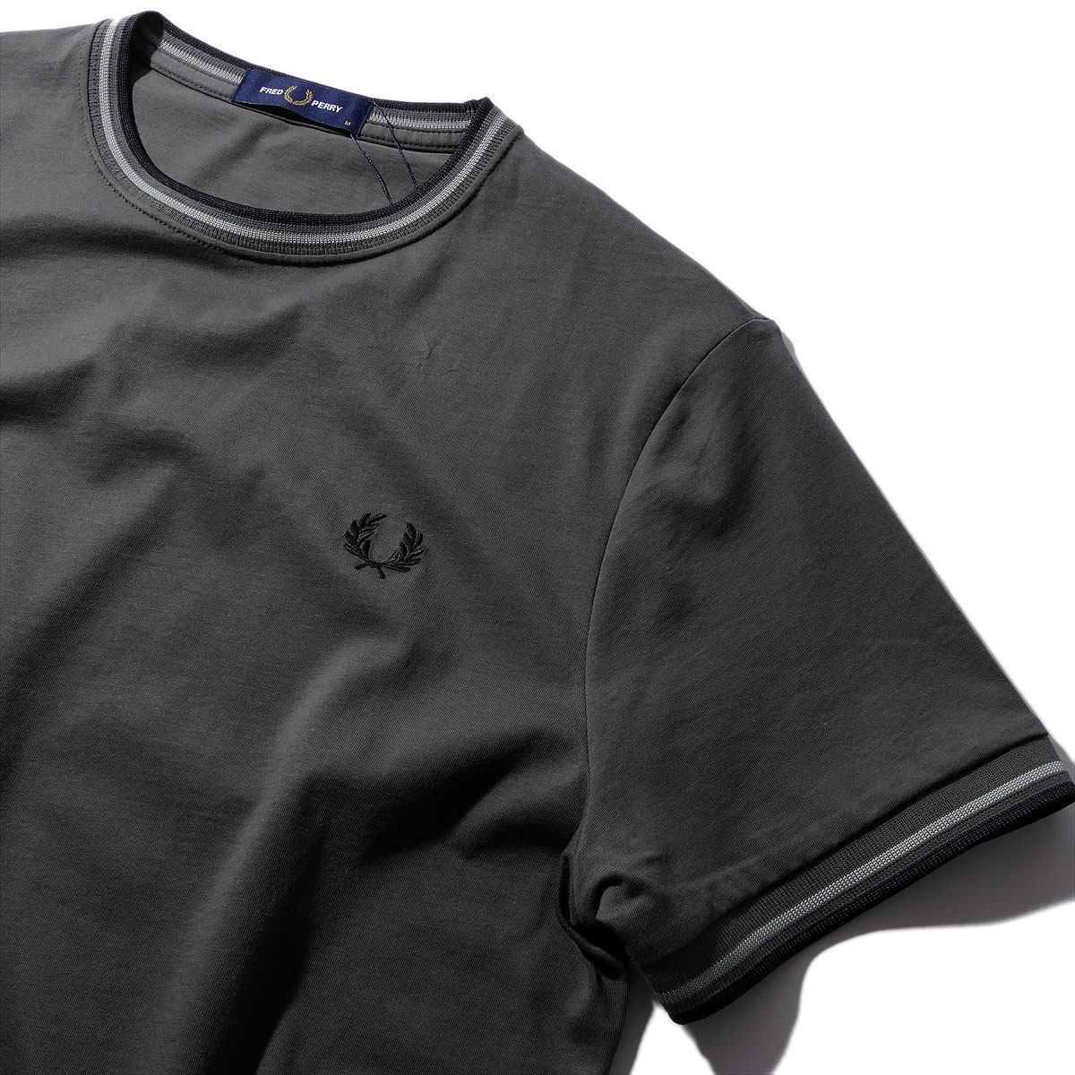 樂天商城 - フレッドペリー ツインティップ Tシャツ M1588V 04B FLDGR FRED PERRY メンズ レディース ユニセックス 半袖 2026年春夏 2026SS[042510]