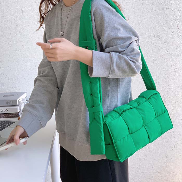 バッグ ショルダーバッグ 中綿 ナイロン ナイロンバッグ 中綿バッグ 人気 黒 緑 軽い 軽量 ハンドバッグ マザーバッグ マザーズバッグ ショルダー ナイロンタフタ イントレチャート編み メッセンジャーバッグ 斜め掛け 肩掛け フラップのサムネイル