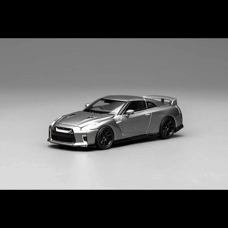 MOTORHELIX(モーターヘリックス) NISSAN GT-R(R35)(1/64) M63515 “Track Edition Engineered by NISMO 2020” GTーRが日産GTーRとして2007年10月の東京モーターショー会場で復活を遂げた。外観デザインは空力性能を重視するとともに、細部に至るまで機能に裏打ちされたクーペボディとしてデザインされた。搭載エンジンはV型6気筒3．8リッターDOHCにツインターボを装着したVR38DETT型で353kW（480ps）／60kg－mの高トルクを発生する。この製品は、レジン製モデルを中心に精巧な作り込みが特徴の中国発のMOTORHELIX（モーターへリックス）からのリリース品。 5