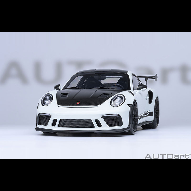 AUTOart(オートアート) PORSCHE 911(991.2) GT3 RS(1/18) 78176 “WEISSACH PACKAGE” 「ポルシェ 911（991.2）GT3 RS」は、991型の最後を飾るモータースポーツ直系のスペシャルモデルとして2018年にデビュー。幅広のターボ・ボディの各所にCFRP製パーツを使い軽量化され、最高出力520psの4リッター水平対向6気筒自然吸気エンジンを搭載。ミニチュアの製造発売元は、ビックスケールづくりでは定評のあるオートアートからのリリース品。★『オートアート・コンポジットモデル』(特許出願中)は、ボディには独自配合した「ABS」を、インナーボディには「ダイキャスト」を採用。それぞれの素材の利点を最大限に生かし、ダイキャストモデルに劣らない高剛性と重量感を実現しながら、目の覚めるようなリアルでシャープなボディラインの再現と、ダイキャストボディ以上に正確なチリ合わせやパーツ開閉を可能にした「全く新しい」革新的モデルカーである。 5