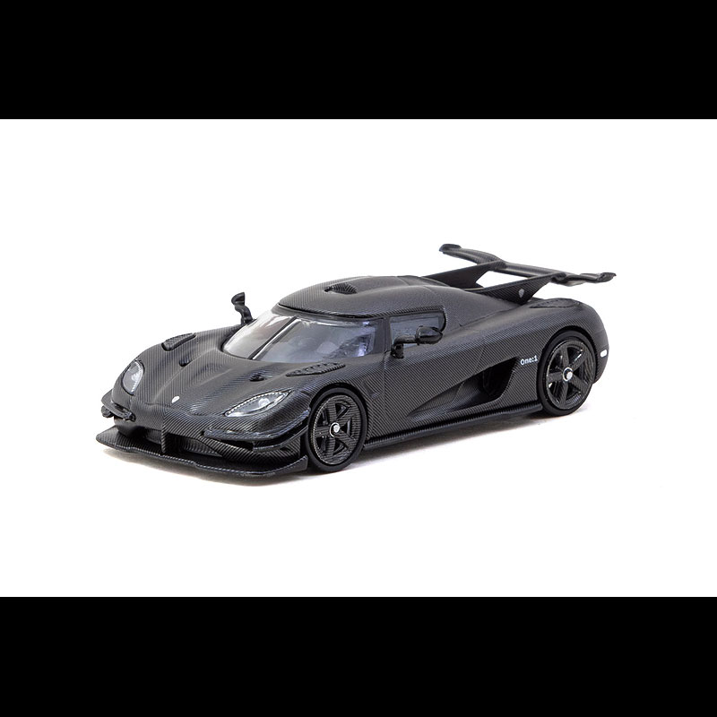 TARMAC WORKS(ターマックワークス) KOENIGSEGG ONE:1 KNC(1/64) T64G-TL054-KNC “「アゲーラ」ベースの究極エボリューションモデル” パワーがちょうど1メガワットに当たることから、ケーニグセグでは量産車世界初の「メガカー」と呼んでいる。このモデルは、プロトタイプ1台を含むわずか7台のみが製造された希少なスウェーデンのハイパーカーである。この製品は、レーシングカー・ラリーカー・80～90年代のロードカーを中心に幅広いラインナップを展開する香港発のターマックスワークスからのリリース品。 5