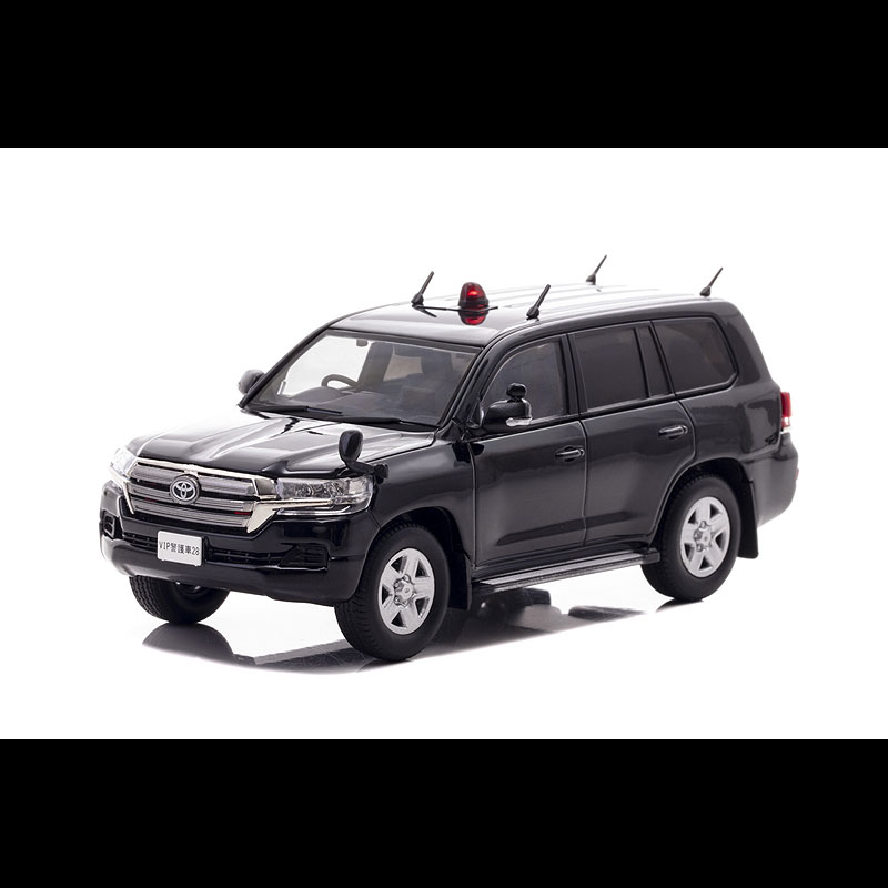 RAI'S(レイズ) TOYOTA LAND CRUISER 200 GX(URJ202) 2018(1/43) H7431806 【警察本部警備部要人警護車両】 トヨタ・ランドクルーザーをベースとした警護車は、外国要人などの移動時に車列へ加わり、警護対象車両の周囲を守るために使用される特殊な警察車両。グリル内部の赤色警光灯や反転式赤色灯など、一般車に近い外観を保ちながら即座に緊急走行へ移れる装備を持ってる。又、多系統の無線を使用する為天井には多くのアンテナが備わっている。ランドクルーザーが持つ強靱な走行性能や堂々とした車格は、道路状況を問わず確実な移動が求められる警護任務にもふさわしく、万一の事態には警護対象を守る「動く盾」となる。この製品は、マニアックなモデルをリリースするRAI’Sブランドからのダイキャストモデル。 5