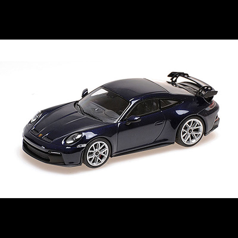 Minichamps(ミニチャンプス) PORSCHE 911(992) GT3 2021(1/43) 410069208 “8代目のポルシェ911” 2018年、991の後継モデルとして登場。内外装のデザインが全体的に変更された。近年のポルシェにおけるデザインの流れを汲んで、テールランプは先代に比べ細く、ヘッドライトは4点式のLEDが使われている。この1／43ダイキャストモデルは、ドイツ・ポールズモデルアート社・ミニチャンプスブランドからのリリース品。PMA社は、ビッグサイズから1／43まで数多くの製品を手がけている業界大手で、製品の出来映えや品質管理の面においても優れている。 5