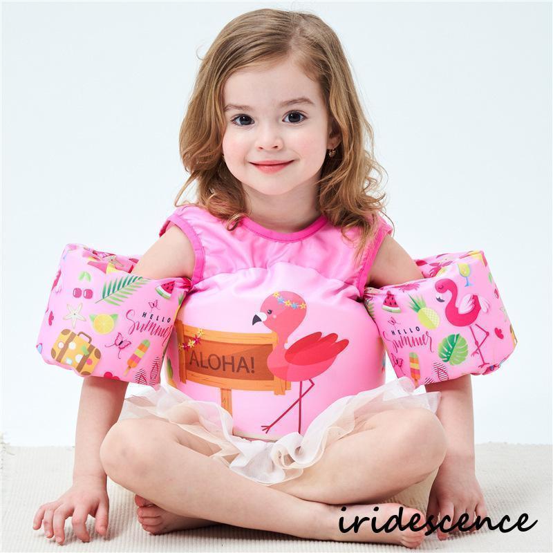 子供ライフジャケットは水の中で安定し動きやすい設計しています。両手を腕にいれて、お子様の体の大きさに合わせて後ろのバックルを調整します。中身のエコPVCフォームは水中で浮力があります。子供は安定して浮いていられるので水の恐怖が薄れるし、手足...