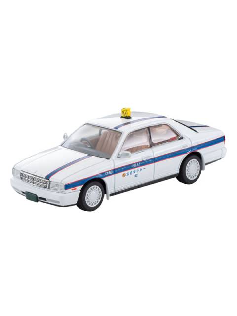 日本を代表する高級車として長年親しまれていた日産セドリック。各世代ともに根強いファンを持つことも特徴ですが、特にY32系は最近急速に再評価が進んでいます。Y32系は3ナンバー車の税制が変わり、比較的身近な存在となったことを反映し、全車3ナンバーサイズへと大型化。しかし大柄さを感じさせない上品なルックスは、当時の日産車ならではの大人の雰囲気を持っていました。 TLV-NEOでは、2019年にY32系セドリックを製品化し、大変好評をいただきました。今回は、角型ヘッドライトが特徴の前期型ブロアム系がラインナップに加わります。N290aは個人タクシー仕様で、白いボディに青いストライプ、『でんでん虫』型の行灯でお馴染みの「東個協」(東京都個人タクシー協会)仕様はシリーズ初製品化です。’90年代車ファン必携のアイテムですので、是非ご期待ください。 ●ここが見どころ● (1)好評のY32に新バリエーション登場 (2)1/64スケールでは希少車種 (3)シリーズ初の“東個協”タクシー(N290a) ダイキャスト製ミニカー(塗装組立済) 【スケール】1/64 ※こちらの商品は実店舗及び、弊社が運営する他ショッピングサイトと在庫を共有して販売しております。 ご注文受付後の在庫確認となり、場合によっては在庫切れが発生する可能性もございます。 その際は申し訳ございませんがメールでお知らせ致しますのでご了承下さいませ。 ※メーカー画像を使用しておりますので本商品と多少仕様（ロゴの位置やカラー、柄の位置等）が異なる場合もございます。 ※輸送箱の有無、開封・傷みなど、商品に直接関係のないコンディションの返品には対応できません。トミカリミテッドヴィンテージ ネオ LV-N290a 日産 セドリック V30E ブロアム 個人タクシー