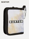 バートン ジャパン ジップ パス ウォレット ■メーカー説明文引用 スノーボーダーのためのスノーボーディングウォレット Burton ジャパン ジップ パスウォレットは、リフト券用のクリアポケットを備えているので、券を無くす心配はありません。 雪からアイテムを守る防水ジップを採用。 付属のカラビナで必要に応じてどこにでも取り付けておくことができます。 ・ほんの些細なこと リフト券サイズのクリアポケット、隠しカードスロット、防水ジップ、カラビナを備え、ライド人生においてワンストップショップのような存在です。 ・環境への影響を軽減 bluesign認証製品では、責任を持って生産された素材を使用することで、製造工程において人や地球への負担を削減しています。 ■特性と機能 カラビナ付き/カードスロット/リフトパスサイズのクリアポケット/耐水PUジップ ■サイズ：9cm x 14cm x 1.5cm ■素材 C0撥水加工とPUコーティングを施したbluesign認証600Dリサイクルポリエステル 9010510554604 9010510405234 9010510554611 ※メーカー画像を使用しておりますので実際の商品と多少仕様（ロゴの位置やカラー、柄の位置等）が異なる場合がございます。23/24モデル Japan Zip Pass Wallet #S White Voyager [153901]