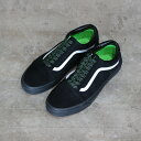 ■DESCRIPTION■【VANS OLDSKOOL / バンズオールドスクール】OLDSKOOL：STYLE 36後にVANSを象徴するサーフライン(SIDE STRIPE)がデザインされた#36。通称「JAZZ」と呼ばれる。レザーパネルを組み込んだLOWトップタイプのスケートシューズとして1977年に誕生。 パーツが多く、80年代には「カスタムカルチャー」を形成するモデルとなる。またパンクバンドにも愛用者が多く、VANSと音楽の結びつきを強く感じさせるイメージを持ちSKATE、BMX、MUSICなどカルチャーに根差した代表的なモデルである。[DETAIL] アッパー部分はコットン、スエード グリーンドットのファットシューレース■MODEL■---■MATERIAL■素材：SUEDE / RUBBER■SIZE SPEC■[US 8.5] 26.5cm[US 9] 27.0cm[US 9.5] 27.5cm[US 10] 28.0cm[US 10.5] 28.5cm■ATTENTION■・製品加工や生地感より同じ商品の場合でも記載寸法が前後する場合がございます。・商品は在庫品からご用意させて頂いておりますが展示品の場合もございます。・ご自身でお洗濯される際は縮みや色移りなど十分にご注意下さいませ。[ご注文について]・ご注文いただいた翌日以降のキャンセルはお断りさせて頂いております。また内容を間違えて注文される方が増えております。ご注文完了する前によくご確認の上、ご注文をお願いいたします。・出荷後のキャンセルはお断りさせていただいております。・商品が入る透明袋や薄葉紙はメーカー出荷時のものを利用しておりますが、破損していた場合は当店既定の透明袋に入れ替える場合がございます。(ロゴや品名が記載されている袋も該当します)・高額なご注文やお客様情報が不明な場合はお電話にてご本人確認させていただく場合がございます。また第三者のクレジットカードを使用したクレジットカード詐欺が多発しております。当店のクレジットカード審査によってご連絡させていただくことがございますが、クレジットカード詐欺の被害を阻止するための対応となりますので何卒、ご了承くださいませ。■PRODUCT CODE■VN0007NTCJIOLD SKOOL #LACES BLACK [VN0007NTCJI]