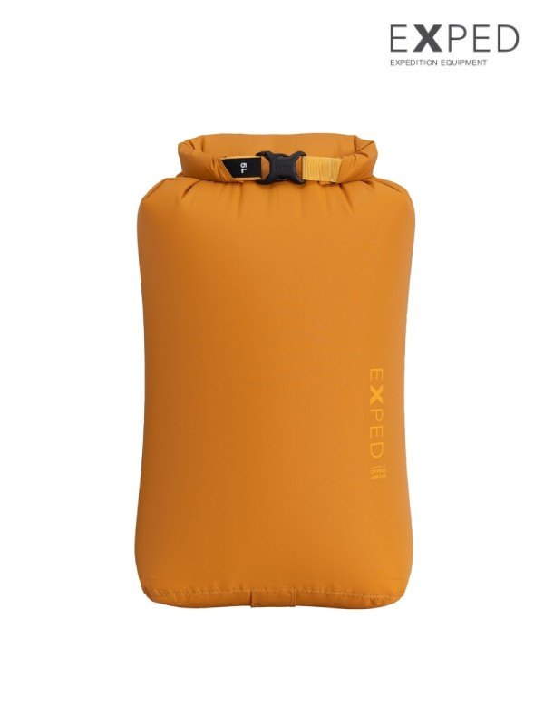 エクスペド ドライバッグ ヴァーサ 5L(gold) ■メーカー説明文引用 オーガニックカラーの防水性と軽量性を備えたドライバッグ ■商品コード：DrybagVersa-B11-5 ■品番：397480 ■5L(gold) ■仕様 ・水濡れに対して保護を必要とする機器に最適 > 100% 防水/防塵のロールトップ開閉(水没不可) ・フルシームテープ加工 ・7色のオーガニックカラーと7サイズあり、サイズによって色分けされている ・セットでの販売もある（3L、5L、8L、13Lのセット） ・内側は白いコーティングが施され、内部が見やすく、中のものを探しやすい ・底部にハンドルがあり、ハンドルを持つことにより、バッグからアイテムをより出しやすい（1リットルを除く） ・最適化された底部形状により、スペース効率の良いパッキングが可能 ■寸法 ・サイズ：31×17×12cm ・容量：5L ・重量：40g ■Material ・recycled 70 D nylon ・PU coated ・fully seam taped ・bluesign approved ※メーカー画像を使用しておりますので本商品と多少仕様（ロゴの位置やカラー、柄の位置等）が異なる場合もございます。 ※こちらの商品は実店舗及び、弊社が運営する他ショッピングサイトと在庫を共有して販売しております。ご注文受付後の在庫確認となり、場合によっては在庫切れが発生する可能性もございます。その際は申し訳ございませんがメールでお知らせ致しますのでご了承下さいませ。 ※こちらのページの商品に関する電話でのお問い合わせは「059-349-0585」まで。Drybag Versa 5 [397480]