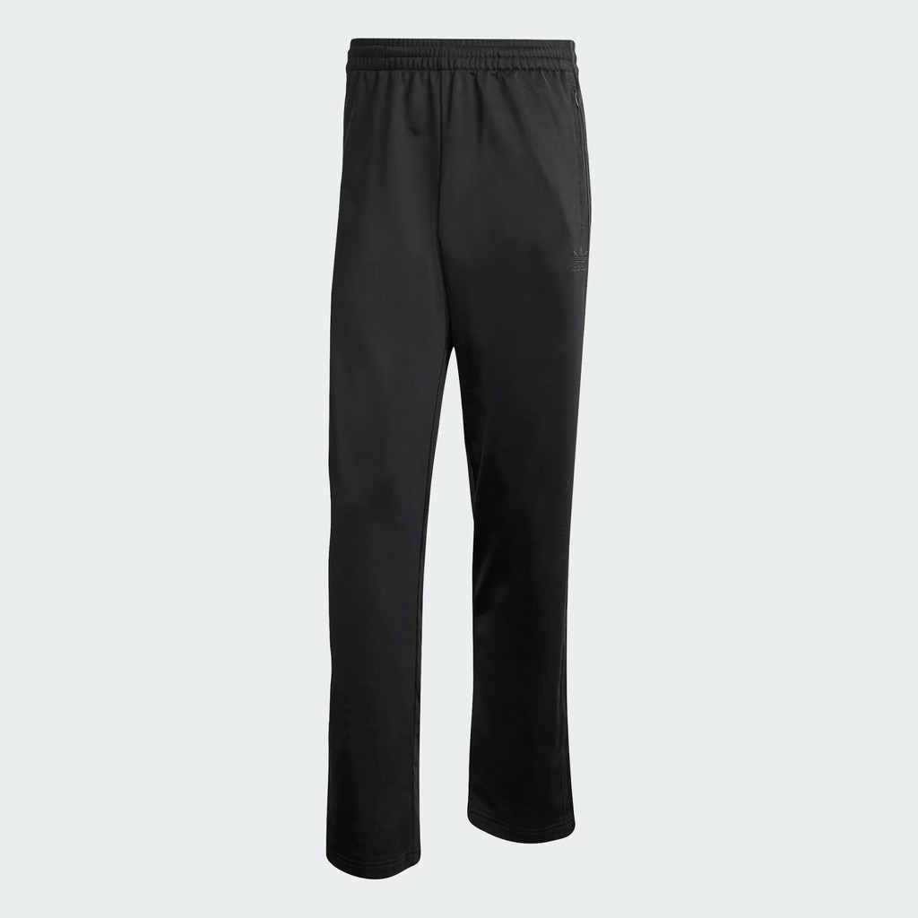 ■DESCRIPTION■リサイクル&再生可能素材を用いた、カラーバリエーション豊富なパンツ。クラシックなトラックトップが、アディカラーコレクションに。ワードローブに欠かせない、お馴染みのアイコニックなファイヤーバードが、今季はモダンなカッティングと新鮮な色使いで登場。アディダスのDNAを受け継ぐスリーストライプスを脚の両サイドに、トレフォイルロゴ刺しゅうを片方のサイドにあしらい、伸縮性を持たせたウエストには、フィット感を調節できるドローコードを装備。大切な小物はジップポケットにしまって、一日をスタートさせよう。リサイクル素材と再生可能素材をブレンドしたものを70%以上使用したウェア。[DETAIL]レギュラーフィット伸縮ウエストにドローコードポリエステル100%ジップポケット商品カラー： Black / Black製品コード： JY1350■MODEL■181cm70kg 着用SIZE：2XL 171cm52kg 着用SIZE：L■MATERIAL■素材：POLYESTER 100%■SIZE SPEC■[J/M] ウエスト：73cm 股上：33cm 股下：73cm ヒップ：104cm 裾幅：21cm[J/L] ウエスト：75cm 股上：33cm 股下：73cm ヒップ：106cm 裾幅：21cm[J/XL] ウエスト：80cm 股上：34cm 股下：73cm ヒップ：111cm 裾幅：22cm[J/2XL] ウエスト：87cm 股上：34cm 股下：73cm ヒップ：117cm 裾幅：22cm■ATTENTION■・製品加工や生地感より同じ商品の場合でも記載寸法が前後する場合がございます。・商品は在庫品からご用意させて頂いておりますが展示品の場合もございます。・ご自身でお洗濯される際は縮みや色移りなど十分にご注意下さいませ。[ご注文について]・ご注文いただいた翌日以降のキャンセルはお断りさせて頂いております。また内容を間違えて注文される方が増えております。ご注文完了する前によくご確認の上、ご注文をお願いいたします。・出荷後のキャンセルはお断りさせていただいております。 ・商品が入る透明袋や薄葉紙はメーカー出荷時のものを利用しておりますが、破損していた場合は当店既定の透明袋に入れ替える場合がございます。(ロゴや品名が記載されている袋も該当します)・高額なご注文やお客様情報が不明な場合はお電話にてご本人確認させていただく場合がございます。また第三者のクレジットカードを使用したクレジットカード詐欺が多発しております。当店のクレジットカード審査によってご連絡させていただくことがございますが、クレジットカード詐欺の被害を阻止するための対応となりますので何卒、ご了承くださいませ。■PRODUCT CODE■JY1350FIREBIRD TP #ブラック/ブラック [JY1350]