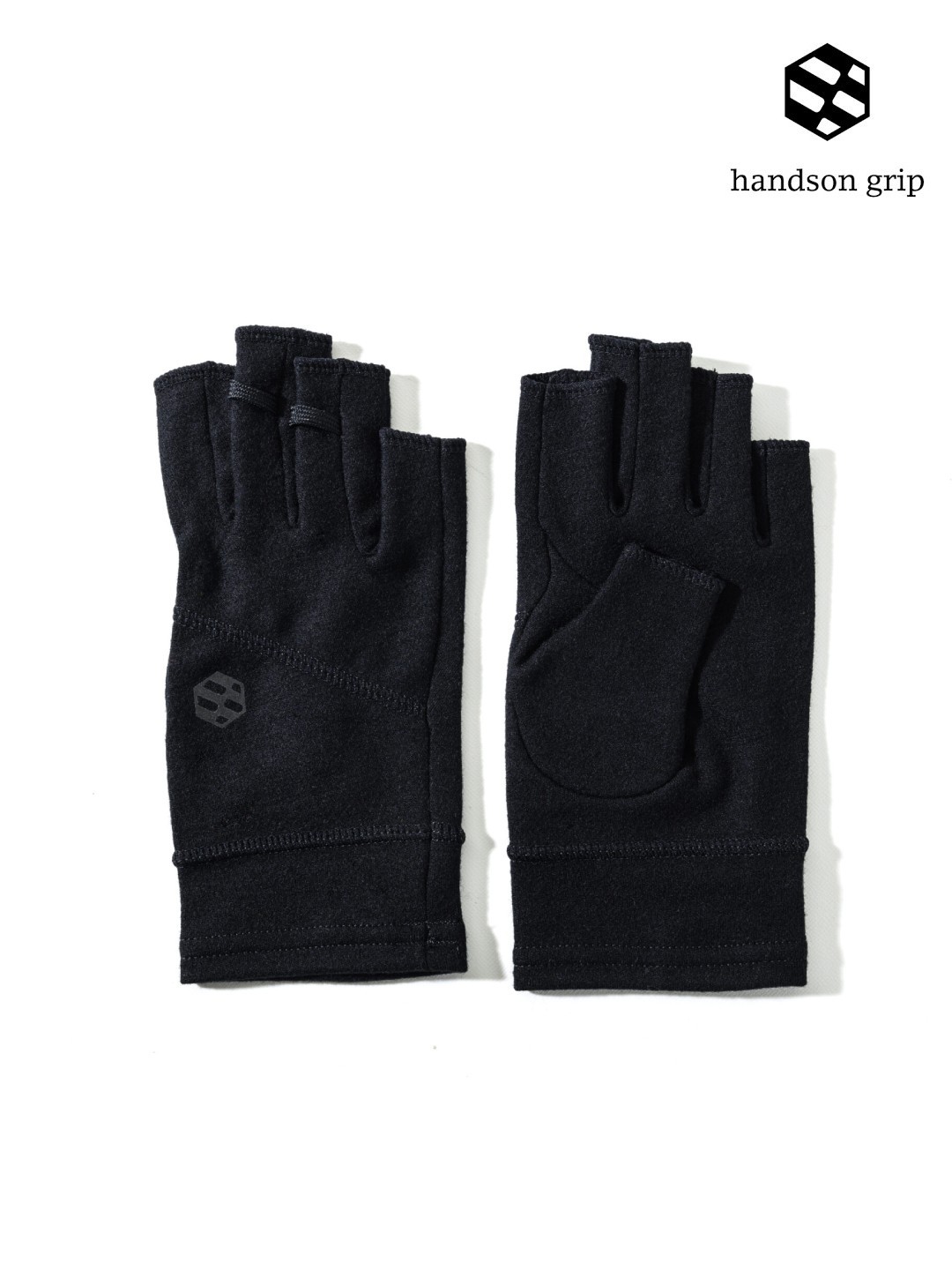 ハンズオングリップ ホーボー 1J ■メーカー説明文引用 Hoboをベースに指先を第一関節でカットした操作性に優れたモデル HALF TRACK PRODUCTS様のアドバイスにより誕生したHobo 1Jをhandson grip定番モデルとして展開いたします。 指先は解放しつつ最大限まで防寒性を確保出来る第一関節での丈感。 「1J」は第一関節、つまり「1st Joint」に由来します。 スマホ操作やデスクワーク、日常使いはもちろんの事、細かい作業が必要なアクティブ時にもバッチリです。 素材はメリノウール100%。 使い込む程に肌に馴染み、優しく手を包んでくれます。 フロントにはリフレクターのブラックプリントが入り、暗闇で光にあたるとhandsongripロゴが反射します。 指先のループは手袋の着脱を補助する着脱用の補助ループとなっています。 ・保温性、調湿性、抗菌性に優れたメリノウールを採用 ・インナーグローブとして、薄手ながら抜群の保温性 ・様々なシーンで使いやすいショートカフス設計 ・指先を出しながら長めに設計することで保温性を確保しつつ素早く作業に対応できる ・第一関節までの丈感 ■サイズ目安 ※メーカーサイトより [XS] 手囲いの長さ：19-20cm 手長寸法：17cm [S] 手囲いの長さ：21-22cm 手長寸法：18cm [M] 手囲いの長さ：23-24cm 手長寸法：19cm [L] 手囲いの長さ：25-26cm 手長寸法：20cm ※ハンズオングリップ独自の方法により採寸しております。 ※手囲い：小指の付け根から手首までを結んだ線上で、手首から3/1の場所と生命線の始まりを結んだラインの周囲を指します。 ※手　長：手首部分付け根から中指の先端までの距離を指します。 ※使用素材などによりサイズ感が違ってきますので、目安としてお考え下さい。 ※メーカー画像を使用しておりますので本商品と多少仕様（ロゴの位置やカラー、柄の位置等）が異なる場合もございます。 ※こちらの商品は実店舗及び、弊社が運営する他ショッピングサイトと在庫を共有して販売しております。ご注文受付後の在庫確認となり、場合によっては在庫切れが発生する可能性もございます。その際は申し訳ございませんがメールでお知らせ致しますのでご了承下さいませ。 ※こちらのページの商品に関する電話でのお問い合わせは「059-349-0585」まで。Hobo1J #BK(ブラック) [HB1J]