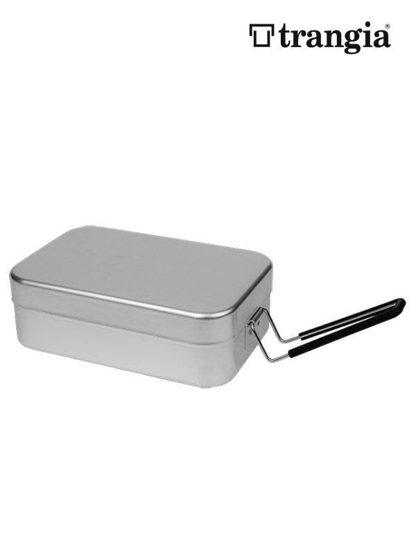 トランギア ラージ メスティン ■メーカー説明文引用 取手付きアルミ製飯ごう（メスティン）です。 小物入れにも便利です。 熱伝導率の高いアルミ製のため、熱が全体に回り、アルコールバーナーでもごはんが大変美味しく炊けます。 本体は携行性を考え薄いアルミを使用しています。 過度な強火は避けてください。また、燻製に使用したり、水気の少ない状態で調理を行うと熱損することがありますのでご注意ください。 ■重量：270g ■サイズ：20.7×13.5×7cm ■容量：1350ml ■素材：アルミ製（無垢） ■炊はんの目安：約3.5合まで ■注意事項 ※パッキンは付属していませんのでフタを閉めても完全に密閉されません。持ち運ぶ際には液もれに十分ご注意ください。 ※こちらの商品は製造する過程で凹み、スレ、傷等が生じる場合がございますが、初めからとなっておりますので予めご理解賜りますようお願い致します。 ※メーカー画像を使用しておりますので本商品と多少仕様（ロゴの位置やカラー、柄の位置等）が異なる場合もございます。 ※こちらの商品は実店舗及び、弊社が運営する他ショッピングサイトと在庫を共有して販売しております。ご注文受付後の在庫確認となり、場合によっては在庫切れが発生する可能性もございます。その際は申し訳ございませんがメールでお知らせ致しますのでご了承下さいませ。 ※こちらのページの商品に関する電話でのお問い合わせは「059-349-0585」まで。ラージメスティン [TR-209]