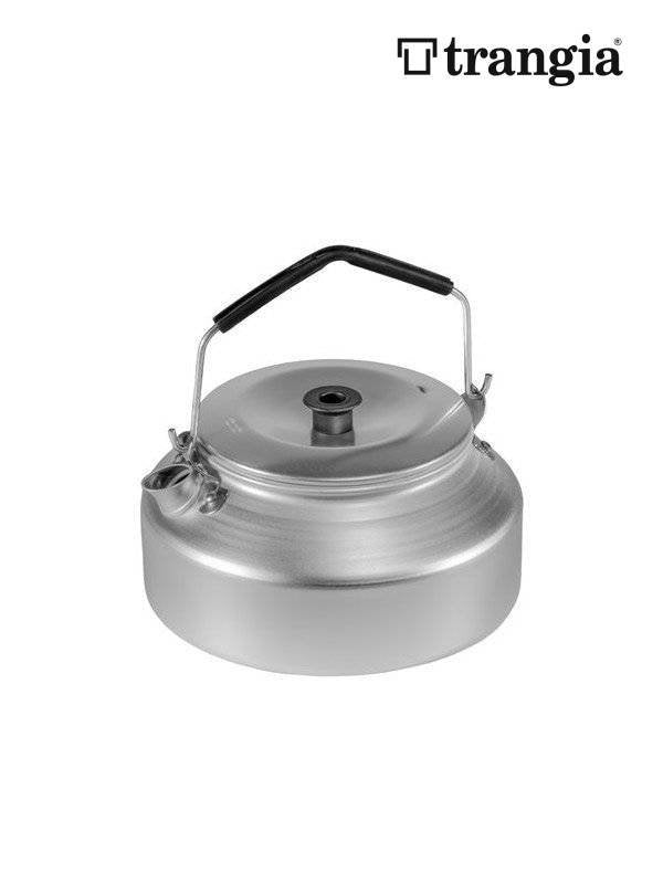 トランギア ケトル0.9L ■メーカー説明文引用 アルミのやかんです。 スウェーデンらしい独特なデザインのケトルです。 ・ツンドラ3またはストームクッカーLのソースパン内に収納することができます。 ・焚火にかけることも可能です。その際は持ち手についているラバーチューブを外し、火傷にご注意ください。 ※以前に販売していたモデルはラバーチューブを外すことができません。 ■重量：190g ■サイズ：Φ15×H8.5cm ■アルミ製（無垢） ※こちらの商品は製造する過程で凹み、スレ、傷等が生じる場合がございますが、初めからとなっておりますので予めご理解賜りますようお願い致します。 ※メーカー画像を使用しておりますので本商品と多少仕様（ロゴの位置やカラー、柄の位置等）が異なる場合もございます。 ※こちらの商品は実店舗及び、弊社が運営する他ショッピングサイトと在庫を共有して販売しております。ご注文受付後の在庫確認となり、場合によっては在庫切れが発生する可能性もございます。その際は申し訳ございませんがメールでお知らせ致しますのでご了承下さいませ。 ※こちらのページの商品に関する電話でのお問い合わせは「059-349-0585」まで。ケトル0.9L [TR-324]