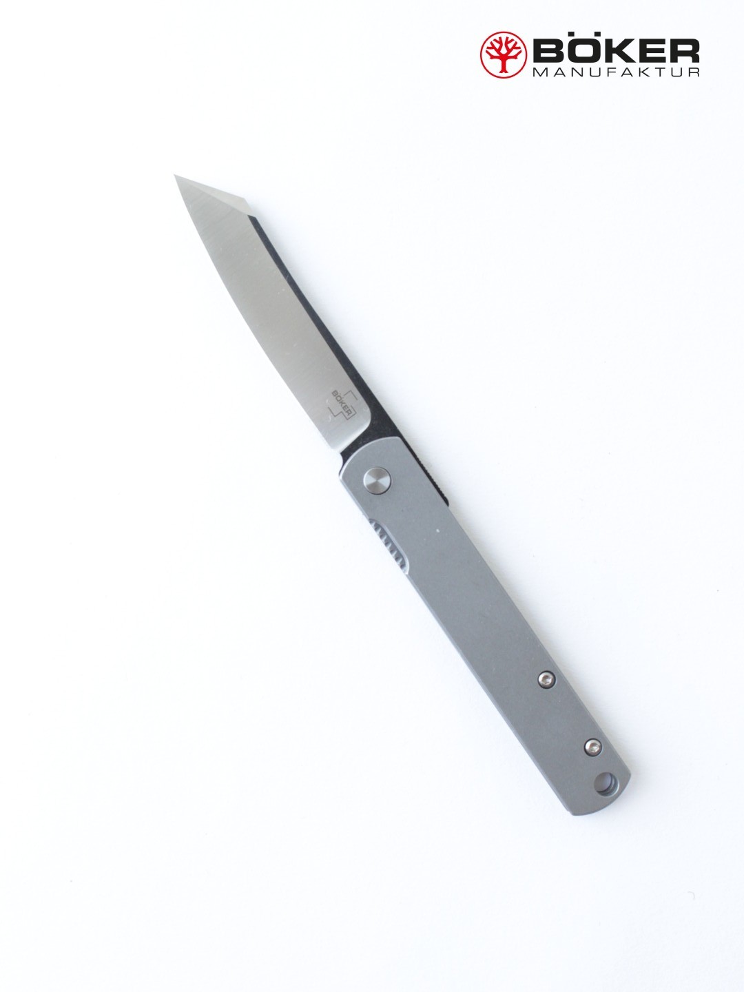ボーカー ゼンシン ■メーカー説明文引用 ポケットに収めてアウトドアへ！Boker Plus（ボーカー・プラス）の〈Micro Tracker Folder〉は、コンドイツの一流ナイフメーカー、ボーカー社のフォールディングナイフ。 ゼンシンは日本の伝統的な刃物、肥後守（ひごのかみ）を思わせるデザインに、現在のテクノロジーを加えました。 ステンレスハンドルモデルは、肥後守の「ちきり」を彷彿とさせるフロントフリップの棒状の部分を持ち、フレームロックで使い勝手がアップ。 古き良き日本を思わせる便利に使えるナイフです。 ■サイズ ・全長：170mm ・刃長：75mm ・刃厚：2.4mm ■重量：60 g ■ブレード材：440C ステンレス ■ハンドル材：ステンレス ■ロック：フレームロック ※画像は実物のお色と色合いの出方や濃度、柄の位置等が異なる場合がございますのでご理解をお願い致します。 ※こちらの商品は、沖縄・北海道へのお届けは出来ません。誠に申し訳ございませんがご理解ご了承頂きますようお願い申し上げます。 ※ナイフ・刃物は登山やキャンプ等の正当な目的以外で携帯すると法的に罰せられることがあります。 ※こちらの商品は実店舗及び、弊社が運営する他ショッピングサイトと在庫を共有して販売しております。ご注文受付後の在庫確認となり、場合によっては在庫切れが発生する可能性もございます。その際は申し訳ございませんがメールでお知らせ致しますのでご了承下さいませ。 ※こちらのページの商品に関する電話でのお問い合わせは「059-349-0585」まで。ゼンシン [bok01bo368]