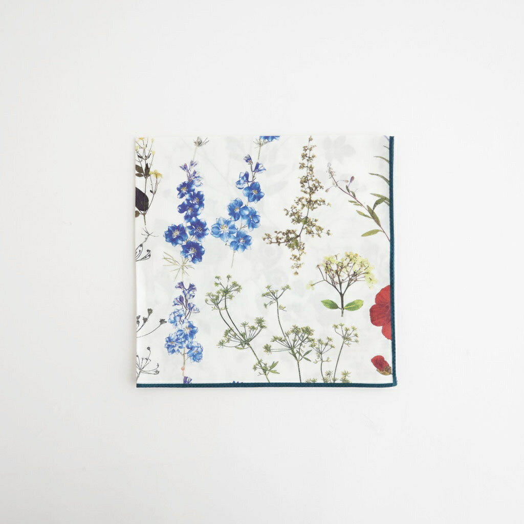 ■ 商品説明ASEEDONCLOUDのハンカチーフ。work permit 5 祝福人”で作った押し花のコラージュで作ったプリント。たまにテントウ虫が隠れています。もし見つけたらラッキーです。しなやかで高品質なコットン糸と柔らかく優しい風合いのシルクを織り上げたコットンシルクを使用。使っていくと糸が柔らかくなって肌触りもよくなりとてもよい風合いになります。バッグの持ち手に巻いたり、ボトムスのバックポケットからチラッとのぞかせたり、お好みで、いろいろとお使いください。■ 素材コットン：90％、シルク：10％■ お洗濯・30度以下で弱い手洗いができます。・漂白できません。・タンブル乾燥ができません。・つり干しをおすすめします。・高温210度以下でアイロン掛けできます。・全ての溶剤によるドライクリーニングができます。・ウエットクリーニングができます。■ サイズ約47cm×約50cm ※この商品に関する電話でのお問い合わせは「059-318-7759」ドコドまで。Handkerchiefh #Pressed Flower [001061] ASEEDONCLOUD｜アシードンクラウド