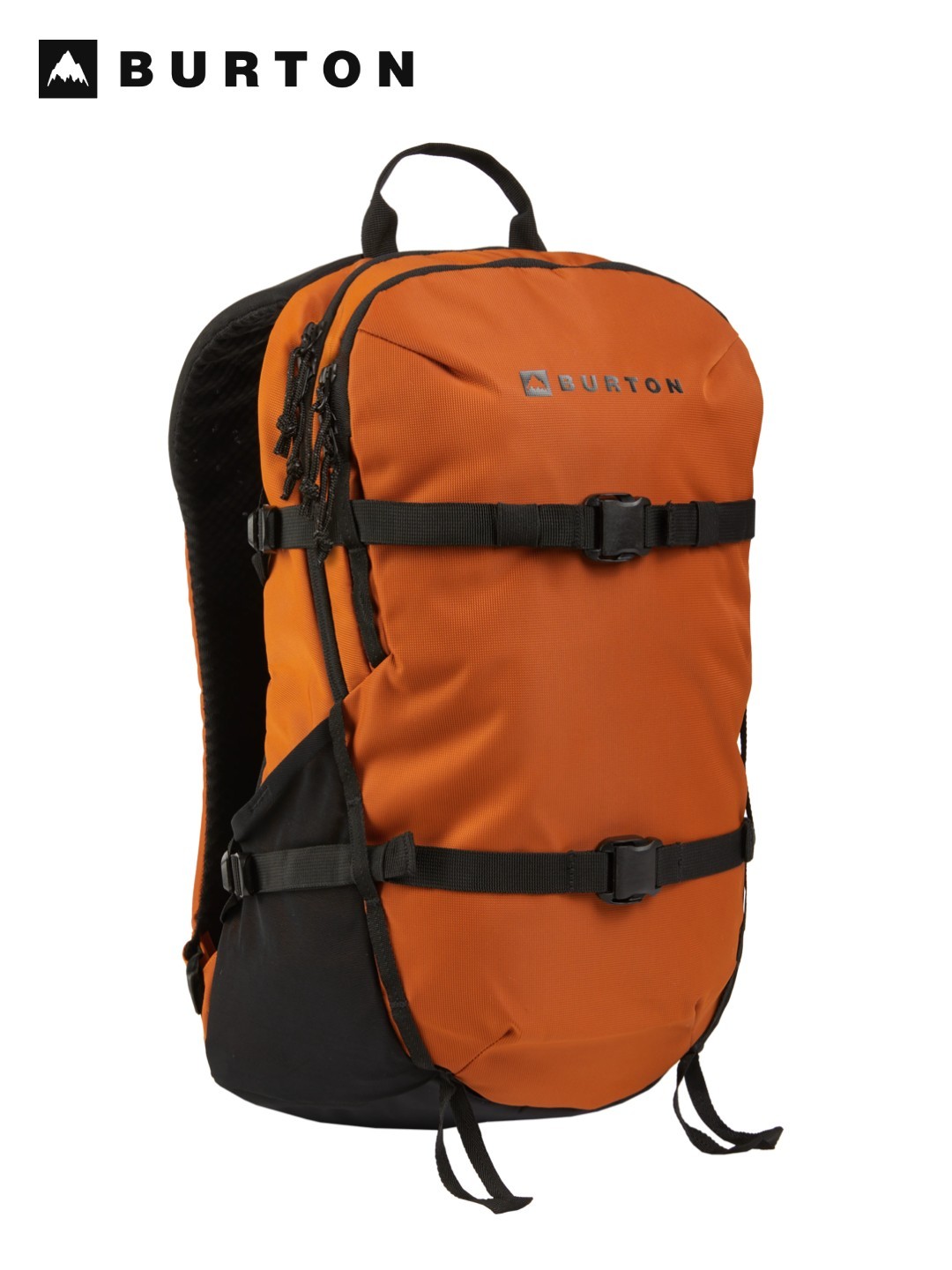 バートン デイハイカー 22L バックパック ■メーカー説明文引用 ボードキャリー、ゴーグルポケット、ウォーターボトルポケット、ノートPCスリーブ搭載。 必要なものがすべて揃い、余計なものは一切ありません。 そして進化を重ねてきました。 Day Hikerバックパックのデザインと機能は磨き上げられ、デイパックのスタンダードと呼ぶにふさわしい存在になっています。充実した機能で、パウダーの日も街で過ごす日も対応できます。 ■プロダクトフィーチャー ・アドベンチャー対応 ボードキャリーシステム、フリース裏地付きゴーグルポケット、両サイドのメッシュウォーターボトルポケットなど、山での行動に必要な機能を備えています。 ・デジタル機器の収納に対応 ノートPCやタブレット専用スリーブと各種ポケットで、デジタル機器も整理して持ち運べます。 ・Bluesign認定 Bluesignが認定した安全・環境基準を満たした製造工程で作られています。 ■寸法：49cm x 29cm x 17cm（19.5in x 11.5in x 6.5in） ■重量：0.68kg ■容量：22L ■素材：bluesign認証250Dポリエステルツイストストライプドビー / C0撥水加工と裏地にPU加工を施したbluesign認証420Dナイロンオックスフォード （ライナー：C0撥水加工と裏地にPU加工を施したbluesign認証150Dリサイクルポリエステル） ■特長 ・胸部ストラップ ・水分補給システム対応ノートPC収納スペース ・内側のキークリップ付きジップポケット ・人間工学的デザインのショルダーストラップ ・両サイドのボトルポケット ・エアフローゾーンが付いたエアメッシュバックパネル ・デイジーチェーン ・グローブを着けたままでも扱いやすいバックル ・フリースライナーのゴーグル&アクセサリーポケット ・取外し可能なウエストベルト ・取り外し可能なボードキャリー (9010884316358) ※メーカー画像を使用しておりますので実際の商品と多少仕様（ロゴの位置やカラー、柄の位置等）が異なる場合がございます。 ※こちらの商品は実店舗及び、弊社が運営する他ショッピングサイトと在庫を共有して販売しております。ご注文受付後の在庫確認となり、場合によっては在庫切れが発生する可能性もございます。その際は申し訳ございませんがメールでお知らせ致しますのでご了承下さいませ。 ※こちらのページの商品に関する電話でのお問い合わせは「059-349-0550」まで。Day Hiker 22L Backpack #SPICED CHAI [152861] デイハイカー 22L バックパック