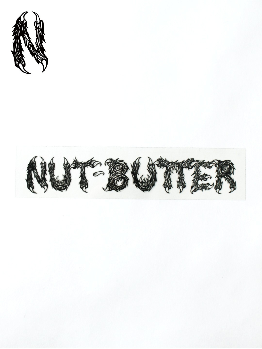 ナットバター NUT-BUTTER ロゴ 転写ステッカー サイズL ■メーカー説明文引用 転写ステッカー UV DTF 24x4.5 cm ※一部メーカー画像を使用しておりますので本商品と多少仕様（ロゴの位置やカラー、柄の位置等）が異なる場合もございます。 ※画像は実物のお色と色合いの出方や濃度、柄の位置等が異なる場合がございますのでご理解をお願い致します。 ※こちらの商品は実店舗及び、弊社が運営する他ショッピングサイトと在庫を共有して販売しております。ご注文受付後の在庫確認となり、場合によっては在庫切れが発生する可能性もございます。その際は申し訳ございませんがメールでお知らせ致しますのでご了承下さいませ。 ※こちらのページの商品に関する電話でのお問い合わせは「059-349-0550」まで。NUT-BUTTER ロゴ 転写ステッカー #BLACK