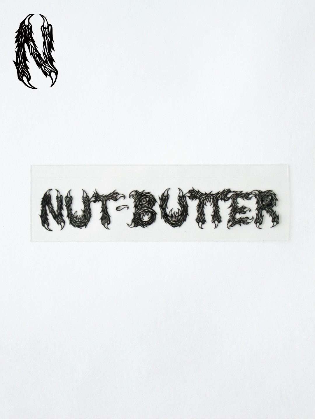 ナットバター NUT-BUTTER ロゴ 転写ステッカー サイズS ■メーカー説明文引用 転写ステッカー UV DTF 11x2.5 cm ※一部メーカー画像を使用しておりますので本商品と多少仕様（ロゴの位置やカラー、柄の位置等）が異なる場合もございます。 ※画像は実物のお色と色合いの出方や濃度、柄の位置等が異なる場合がございますのでご理解をお願い致します。 ※こちらの商品は実店舗及び、弊社が運営する他ショッピングサイトと在庫を共有して販売しております。ご注文受付後の在庫確認となり、場合によっては在庫切れが発生する可能性もございます。その際は申し訳ございませんがメールでお知らせ致しますのでご了承下さいませ。 ※こちらのページの商品に関する電話でのお問い合わせは「059-349-0550」まで。NUT-BUTTER ロゴ 転写ステッカー #BLACK