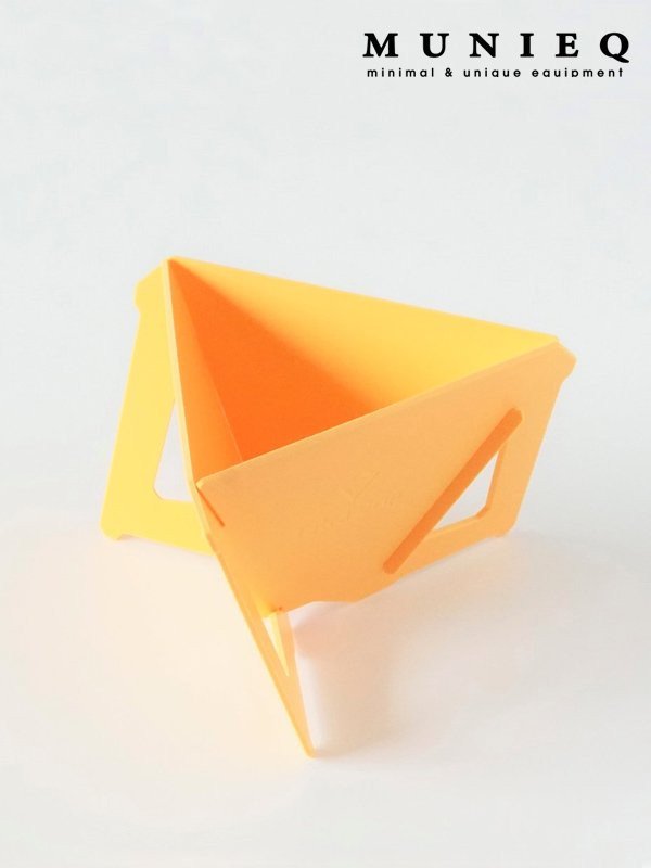 ■メーカー説明文引用 「旅先やアウトドアでも、自分のお気に入りのコーヒーをドリップして飲みたい。」そう思ったことはありませんか？ あなたが毎朝使っているコーヒードリッパーは、大抵、携帯するには重く、かさばります。折りたたんで携帯ができるアウトドア用コーヒードリッパーも数多くありますが、安定感に欠けていたり、折りたたんだ状態でも厚みがあったり、重かったりなど一長一短がありました。 そこで、携帯用ドリッパーに求められる機能を「携帯性」、「安定性」、そして「おいしい」という3つに絞り込み、これらを高い次元で両立するというコンセプトを掲げTetra Dripは開発されました。 フラット収納可能なミニマルデザインの携帯用コーヒードリッパー(L) ・高い安定性と携帯性を超軽量で実現 ・カップ3.5杯分のコーヒーを抽出可能、市販の円錐型フィルタが対応 ・直径56〜128mmのカップ、容器に載置可能 ※特許取得済み ■サイズ：135mm x 90mm x 6mm（Lサイズ） ■容量：3.5cup ■重量：25g ■素材：ポリプロピレン ※こちらの商品は実店舗及び、弊社が運営する他ショッピングサイトと在庫を共有して販売しております。 ご注文受付後の在庫確認となり、場合によっては在庫切れが生する可能性もございます。 その際は申し訳ございませんがメールでお知らせ致しますのでご了承下さいませ。 ※メーカー画像を使用しておりますので本商品と多少仕様（ロゴの位置やカラー、柄の位置等）が異なる場合もございます。