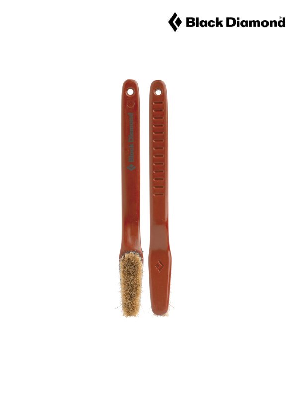 ■メーカー説明文引用 ホールドをしっかりと磨くための豚毛のボルダリングブラシ。 ポケットや深いエッジにも届かせやすいテーパーヘッドを採用。 クリアランスを取ったエルゴノミックハンドルと先端がより長い毛とすることで、先端が先に消耗することを抑え、手を傷つけることなくクリーニングができます。 ・狭い箇所にも良く届くテーパーヘッドと豚毛のブラシ ・クリアランスを取ったエルゴノミックハンドル ・モンドチョークバッグのブラシホルダーにフィット ※メーカー画像を使用しておりますので本商品と多少仕様（ロゴの位置やカラー、柄の位置等）が異なる場合もございます。 ※こちらの商品は実店舗及び、弊社が運営する他ショッピングサイトと在庫を共有して販売しております。 ご注文受付後の在庫確認となり、場合によっては在庫切れが発生する可能性もございます。 その際は申し訳ございませんがメールでお知らせ致しますのでご了承下さいませ。