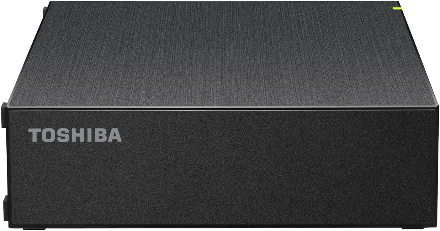 東芝ブランドの外付HDD】国内ハードディスクメーカーである東芝ブランドの外付けHDDです。レグザをはじめとした各社のテレビ録画対応はもちろん、パソコンでもお使いいただけます。※詳しい対応情報は必ずバッファローWebをご確認ください。テレビ番組の録画とパソコンデータの保存は同時に行えません。 【観たい番組をたっぷり録画】2TB、4TB、6TBの3容量をラインナップ。毎週チェックしている番組の数や録画番組の楽しみ方に合わせてお選びいただけます。 ※対応するテレビの詳細はバッファローWebをご確認ください。 【パソコンでも使える】各種OSに対応しているので、パソコンの容量拡張や大切なデータのバックアップにもお使いいただけます。※テレビ番組の録画とパソコンデータの保存は同時に行えません。 【静音・放熱設計】制振ゴム、無通気孔、ファンレス設計で静音化。また、ハードディスクの熱を効果的に放熱することができるため、故障リスクを低減します。 【充実したサポート】販売、サポートはバッファローが対応。電話はもちろん、LINEやチャットを活用した国内サポート体制で、安心してご利用いただけます。東芝ブランドの外付HDD】国内ハードディスクメーカーである東芝ブランドの外付けHDDです。レグザをはじめとした各社のテレビ録画対応はもちろん、パソコンでもお使いいただけます。※詳しい対応情報は必ずバッファローWebをご確認ください。テレビ番組の録画とパソコンデータの保存は同時に行えません。 【観たい番組をたっぷり録画】2TB、4TB、6TBの3容量をラインナップ。毎週チェックしている番組の数や録画番組の楽しみ方に合わせてお選びいただけます。 ※対応するテレビの詳細はバッファローWebをご確認ください。 【パソコンでも使える】各種OSに対応しているので、パソコンの容量拡張や大切なデータのバックアップにもお使いいただけます。※テレビ番組の録画とパソコンデータの保存は同時に行えません。 【静音・放熱設計】制振ゴム、無通気孔、ファンレス設計で静音化。また、ハードディスクの熱を効果的に放熱することができるため、故障リスクを低減します。 【充実したサポート】販売、サポートはバッファローが対応。電話はもちろん、LINEやチャットを活用した国内サポート体制で、安心してご利用いただけます。