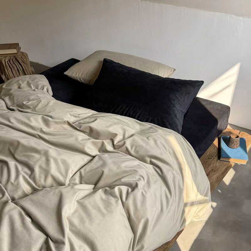 商品詳細 特徴 この冬、快適な眠りをお届けする「寝具カバー 布団カバーセット」。フランネル素材で作られたこのカバーは、寒い季節にぴったりの暖かさを提供します。無地のデザインはどんなインテリアにもマッチし、おしゃれな雰囲気を演出。シングルからダブルまで対応し、掛け布団カバーやシーツがセットになっているので、すぐに使えます。柔らかくて肌触りも抜群なので、毎晩の眠りが楽しみになりますよ！ 素材 ポリエステル サイズ Type A フラットシーツタイプ シングル 掛け布団カバー：150cmX200cm　フラットシーツ：160cmX230cm　枕カバー：48cmX74cmX1枚 ダブル 掛け布団カバー：200cmX230cm　フラットシーツ：240cmX250cm　枕カバー：48cmX74cmX2枚 Type B ボックスシーツタイプ シングル 掛け布団カバー：150cmX200cm　ボックスシーツ：100cmX200cm　枕カバー：48cmX74cmX1枚 ダブル 掛け布団カバー：200cmX230cm　ボックスシーツ：180cmX200cm　枕カバー：48cmX74cmX2枚 HOTワード 布団カバー 掛け布団カバー4点セット 3点セット 綿 綿100％ 超長綿 サテン 子供部屋 インテリア雑貨 モノトーン シンプル 天然素材 ナチュラル ダニ 防ダニ ダニ通過ゼロ 高密度 速乾 掛けカバー 布団カバー カバーリング 寝具 工場直送 メイドインジャパン 国産 国内製 羽毛布団 肌掛け布団用 ダウンケット 安眠 快眠 高品質 熟睡 睡眠 肌触りシルキータッチ ダウン 贅沢 ホテル仕様 高級ホテル ホテルタイプ ホテルスタイル さらさら ぬくぬく ひんやり あたたかい 涼感 やわらかい ソフト 冷感 安心 安全 テーラーメイド 眠り ふっくら 別注 オーダーメイド アレルギー 旅館 民泊 薬剤不使用 ラグジュアリー エレガント おしゃれ シンプル 無地 ホワイト 白 パールホワイト ベージュ ゴールドベージュ ブルー 水色 ロイヤルブルー グレー 灰色 ムーンストーングレー ブラウン 茶色 ショコラブラウン ピンク 桃色 グレイッシュピンク ブラック 黒 ブリリアントブラック 北欧 オールシーズン 洗濯可 丸洗い 高級 シンプル 洗える 衛生的 柔らかい きれいめ カバー ベーシック 季節 シーツカバー カバーシーツ シングルロング 春 夏 秋 冬 品質 洗える プレミアム コーデ ナチュラル インテリア ファブリック オーダー 新生活 引っ越し 春夏用 秋冬用 お祝い ギフト 新築 一人暮らし 寮生活 父の日 母の日 敬老の日 デザイン コーディネート 生活用品 お返し 内祝い お礼 出産 プレゼント 結婚祝い シンプル 定番商品 ギフト人気 訳あり アウトレット セール 送料無料 オススメ おすすめ オンラインショップ 原産国 中国製 ご注意点 ●実寸はメジャー採寸の為、若干の誤差が生じる場合があります。 ●色合いはモニター環境により若干の誤差が出ます。 ●海外製品のため、詳細タグなし。 ●本製品は生産過程におきまして、生地を織る際の糸の継ぎ目や多少のほつれが生じることがありまが、品質上は問題ありません。また、生地の織りに他繊維が混紡している場合もございます。