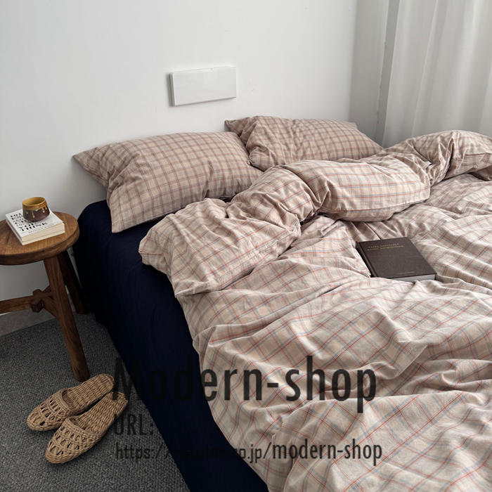 商品詳細 特徴 この寝具カバーセットは、チェックのデザインがとってもおしゃれで、ベッドルームを一気に華やかにしてくれます。シングルからダブルまで対応しており、掛け布団カバー、枕カバー、シーツカバーの3点セットで、四季を通じて快適に使えます。洗える素材なので、いつでも清潔に保てるのが嬉しいポイント。レディースにもメンズにもぴったりで、かわいさと機能性を兼ね備えたアイテムです！ 素材 コットン サイズ Type A フラットシーツタイプ シングル 掛け布団カバー：150cmX200cm　フラットシーツ：160cmX230cm　枕カバー：48cmX74cmX1枚 ダブル 掛け布団カバー：200cmX230cm　フラットシーツ：230cmX250cm　枕カバー：48cmX74cmX2枚 Type B ボックスシーツタイプ シングル 掛け布団カバー：150cmX200cm　ボックスシーツ：120cmX200cm　枕カバー：48cmX74cmX1枚 ダブル 掛け布団カバー：200cmX230cm　ボックスシーツ：180cmX200cm　枕カバー：48cmX74cmX2枚 HOTワード 布団カバー 掛け布団カバー4点セット 3点セット サテン 子供部屋 インテリア雑貨 モノトーン シンプル 天然素材 ナチュラル ダニ 防ダニ ダニ通過ゼロ 高密度 速乾 掛けカバー 布団カバー カバーリング 寝具 工場直送 メイドインジャパン 国産 国内製 肌掛け布団用 安眠 快眠 高品質 熟睡 睡眠 肌触りシルキータッチ 贅沢 ホテル仕様 高級ホテル ホテルタイプ ホテルスタイル さらさら ぬくぬく ひんやり あたたかい 涼感 やわらかい ソフト 冷感 安心 安全 テーラーメイド 眠り ふっくら 別注 オーダーメイド アレルギー 旅館 民泊 薬剤不使用 ラグジュアリー エレガント おしゃれ シンプル 無地 ホワイト 白 パールホワイト ベージュ ゴールドベージュ ブルー 水色 ロイヤルブルー グレー 灰色 ムーンストーングレー ブラウン 茶色 ショコラブラウン ピンク 桃色 グレイッシュピンク ブラック 黒 ブリリアントブラック 北欧 オールシーズン 洗濯可 丸洗い 高級 シンプル 洗える 衛生的 柔らかい きれいめ カバー ベーシック 季節 シーツカバー カバーシーツ シングルロング 春 夏 秋 冬 品質 洗える プレミアム コーデ ナチュラル インテリア ファブリック オーダー 新生活 引っ越し 春夏用 秋冬用 お祝い ギフト 新築 一人暮らし 寮生活 父の日 母の日 敬老の日 デザイン コーディネート 生活用品 お返し 内祝い お礼 出産 プレゼント 結婚祝い シンプル 定番商品 ギフト人気 訳あり アウトレット セール 送料無料 オススメ おすすめ オンラインショップ 原産国 中国製 ご注意点 ●実寸はメジャー採寸の為、若干の誤差が生じる場合があります。 ●色合いはモニター環境により若干の誤差が出ます。 ●海外製品のため、詳細タグなし。 ●本製品は生産過程におきまして、生地を織る際の糸の継ぎ目や多少のほつれが生じることがありまが、品質上は問題ありません。また、生地の織りに他繊維が混紡している場合もございます。