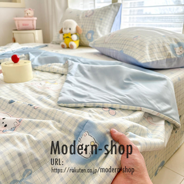 商品詳細 特徴 この夏、快適な眠りをお届けする「夏布団 かわいい 掛け布団」は、軽くて薄いので暑い夜でも快適に過ごせます。洗える素材で清潔を保ちやすく、子供やレディースにもぴったり。セットには枕カバーやフラットシーツも含まれており、トータルコーディネートが楽しめます。可愛いデザインが寝室を明るく彩り、毎晩のリラックスタイムを特別なものに変えます。 素材 ポリエステル サイズ 布団：150cmX200cm 布団：200X230cm シングル 3点セット： 布団：150cmX200cm　フラットシーツ：160cmX230cm　枕カバー：48cmX74cmX1枚 ダブル 4点セット：布団：200X230cm　フラットシーツ：230cmX250cm　枕カバー：48cmX74cmX2枚 HOTワード 掛け布団 1点セット 綿 綿100％ 超長綿 サテン 子供部屋 インテリア雑貨 モノトーン シンプル 天然素材 ナチュラル ダニ 防ダニ ダニ通過ゼロ 高密度 速乾 掛けカバー 布団カバー カバーリング 寝具 工場直送 メイドインジャパン 国産 国内製 肌掛け布団用 安眠 快眠 高品質 熟睡 睡眠 肌触りシルキータッチ 贅沢 ホテル仕様 高級ホテル ホテルタイプ ホテルスタイル さらさら ぬくぬく ひんやり あたたかい 涼感 やわらかい ソフト 冷感 安心 安全 テーラーメイド 眠り ふっくら 別注 オーダーメイド アレルギー 旅館 民泊 薬剤不使用 ラグジュアリー エレガント おしゃれ シンプル 無地 ホワイト 白 パールホワイト ベージュ ゴールドベージュ ブルー 水色 ロイヤルブルー グレー 灰色 ムーンストーングレー ブラウン 茶色 ショコラブラウン ピンク 桃色 グレイッシュピンク ブラック 黒 ブリリアントブラック 北欧 オールシーズン 洗濯可 丸洗い 高級 シンプル 洗える 衛生的 柔らかい きれいめ カバー ベーシック 季節 シーツカバー カバーシーツ シングルロング 春 夏 秋 冬 品質 洗える プレミアム コーデ ナチュラル インテリア ファブリック オーダー 新生活 引っ越し 春夏用 秋冬用 お祝い ギフト 新築 一人暮らし 寮生活 父の日 母の日 敬老の日 デザイン コーディネート 生活用品 お返し 内祝い お礼 出産 プレゼント 結婚祝い シンプル 定番商品 ギフト人気 訳あり アウトレット セール 送料無料 オススメ おすすめ オンラインショップ 原産国 中国製 ご注意点 ●実寸はメジャー採寸の為、若干の誤差が生じる場合があります。 ●色合いはモニター環境により若干の誤差が出ます。 ●海外製品のため、詳細タグなし。 ●本製品は生産過程におきまして、生地を織る際の糸の継ぎ目や多少のほつれが生じることがありまが、品質上は問題ありません。また、生地の織りに他繊維が混紡している場合もございます。