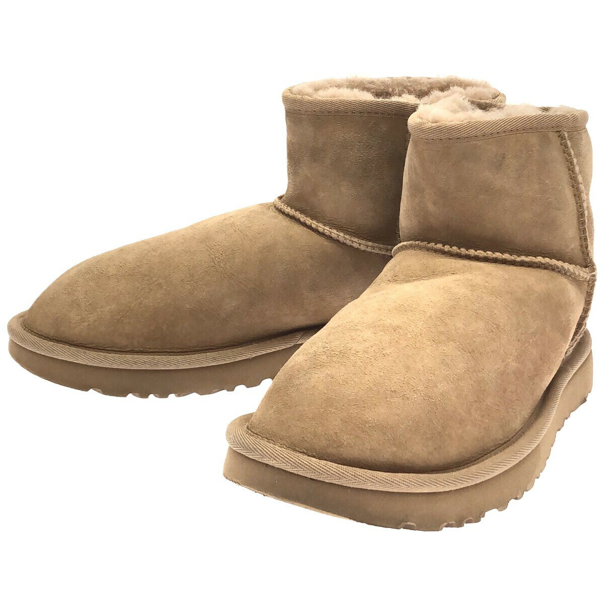 商品管理ID：IT0O9F6UOX1T UGG アグ Classic Mini II クラシックムートンブーツ 1016222 コンディションについて コンディションランクの基準は、当社が設けた基準となります。 感じ方には個人差がありますので、参考程度にお考え下さい。 また、状態の全てを記載しきれない場合があります。 特にC・Dランクの商品は、詳細に記載しきれない毛玉や汚れ、小穴等の微細なダメージがある場合がございます。 新品・中古品に関わらず、一部の付属品がない場合がございます。 ガーメント等の例外を除いて、画像に写っているものが全てとなります。 気になる点がございましたら、ご注文前に質問欄よりお問い合わせください。 状態について詳細 多少のソールすり減り・履きシワ、所々に薄汚れ、やや使用感がございます。 備考 付属品なし 1016222 中国製 商品詳細 商品管理ID IT0O9F6UOX1T ブランド UGG アグ アイテム名 Classic Mini II クラシックムートンブーツ サイズ表記 25cm サイズ寸法 アウトソール：28.5cm、ワイズ：11cm ※体型によっては画像のイメージと異なる場合がございます。お手持ちの洋服と記載の各実寸を比較してサイズ感をご確認ください。 色 ベージュ 素材 取扱い店舗 ご注文に関する注意事項※掲載商品は実店舗等で同時販売しており、欠品になる場合がございます。 恐れ入りますがその際はキャンセルとなりますことを予めご了承ください。※コンディションランクについては保存袋や箱、その他付属品の状態は対象外です。※掲載写真はお使いのモニターや環境設定等により若干色合いが異なって見える場合がございます。予めご了承ください。※新品・中古品に関わらず一部付属品がない場合がございます。掲載画像をご確認の上、ご不明点は事前にお問い合わせください。返品について※原則、お客様都合での返品は承りできません。ご不安な点は事前に問い合わせフォームよりお問い合わせください。（商品の不良等、弊社過失の場合はお受け取りより7日以内にご連絡いただければ返品受付いたします。詳しくはこちらをご覧くださいませ。）UGG アグ Classic Mini II クラシックムートンブーツ ベージュ 25cm 1016222 「UGG アグ」一覧はこちら