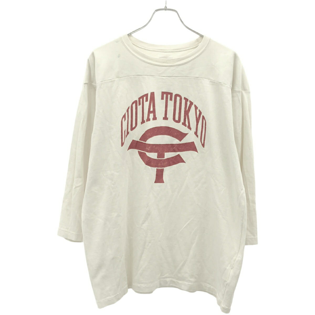 商品管理ID：IT68GIKUV2C4 CIOTA シオタ スビンコットン12/-天竺フットボール七分袖Tシャツ CSLM-125 コンディションについて コンディションランクの基準は、当社が設けた基準となります。 感じ方には個人差がありますので、参考程度にお考え下さい。 また、状態の全てを記載しきれない場合があります。 特にC・Dランクの商品は、詳細に記載しきれない毛玉や汚れ、小穴等の微細なダメージがある場合がございます。 新品・中古品に関わらず、一部の付属品がない場合がございます。 ガーメント等の例外を除いて、画像に写っているものが全てとなります。 気になる点がございましたら、ご注文前に質問欄よりお問い合わせください。 状態について詳細 全体的に加工含む汚れ、襟周辺に色移りが有り使用感がございます。 備考 CSLM-125 商品詳細 商品管理ID IT68GIKUV2C4 ブランド CIOTA シオタ アイテム名 スビンコットン12/-天竺フットボール七分袖Tシャツ サイズ表記 6 実寸 肩幅：59cm 身幅：58.5cm 着丈：69.5cm 裄丈：73cm 袖丈：44cm ※体型によっては画像のイメージと異なる場合がございます。お手持ちの洋服と記載の各実寸を比較してサイズ感をご確認ください。 色 ホワイト 素材 綿100％ 取扱い店舗 お問い合わせ 商品についてのご質問はフォームよりお気軽にどうぞ。 ※お電話でのお問い合わせは承っておりません。 恐れ入りますが、フォームよりご連絡ください。 &nbsp;&nbsp;✉&nbsp;&nbsp;お問い合わせフォームはこちら&nbsp;&nbsp; ご注文に関する注意事項 ※掲載商品は実店舗等で同時販売しており、欠品になる場合がございます。 恐れ入りますがその際はキャンセルとなりますことを予めご了承ください。 ※コンディションランクについては保存袋や箱、その他付属品の状態は対象外です。 ※掲載写真はお使いのモニターや環境設定等により若干色合いが異なって見える場合がございます。予めご了承ください。 ※新品・中古品に関わらず一部付属品がない場合がございます。掲載画像をご確認の上、ご不明点は事前にお問い合わせください。 返品について ※原則、お客様都合での返品は承りできません。ご不安な点は事前に問い合わせフォームよりお問い合わせください。 （商品の不良等、弊社過失の場合はお受け取りより7日以内にご連絡いただければ返品受付いたします。詳しくはこちらをご覧くださいませ。）CIOTA シオタ スビンコットン12/-天竺フットボール七分袖Tシャツ CSLM-125 ホワイト 6 「CIOTA シオタ」一覧はこちら