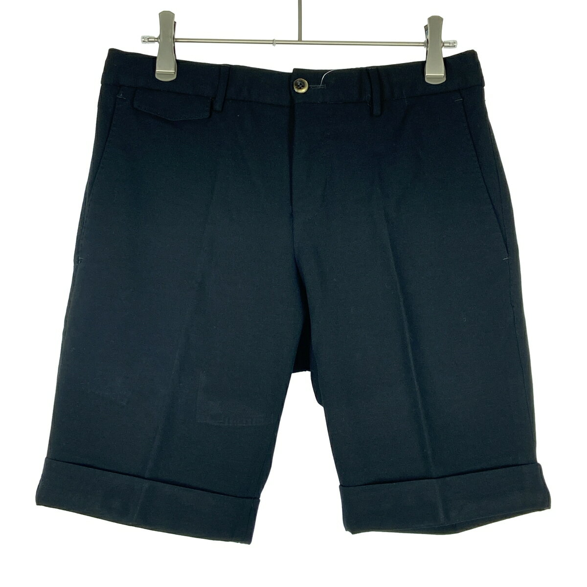 商品管理ID：ITAWTKBX5S9W PT TORINO ピーティー トリノ BERMUDA レーヨンショートパンツ CBBSKEZ20CL1 コンディションについて コンディションランクの基準は、当社が設けた基準となります。 感じ方には個人差がありますので、参考程度にお考え下さい。 また、状態の全てを記載しきれない場合があります。 特にC・Dランクの商品は、詳細に記載しきれない毛玉や汚れ、小穴等の微細なダメージがある場合がございます。 新品・中古品に関わらず、一部の付属品がない場合がございます。 ガーメント等の例外を除いて、画像に写っているものが全てとなります。 気になる点がございましたら、ご注文前に質問欄よりお問い合わせください。 状態について詳細 全体的にやや着用感がございます。 備考 CBBSKEZ20CL1 商品詳細 商品管理ID ITAWTKBX5S9W ブランド PT TORINO ピーティー トリノ アイテム名 BERMUDA レーヨンショートパンツ サイズ表記 44 実寸 ウエスト：77cm もも幅：29cm 裾幅：22cm 股上：23cm 股下：23cm ※体型によっては画像のイメージと異なる場合がございます。お手持ちの洋服と記載の各実寸を比較してサイズ感をご確認ください。 色 ブラック 素材 レーヨン56％ ナイロン36％ ポリウレタン8％ 取扱い店舗 ご注文に関する注意事項 ※掲載商品は実店舗等で同時販売しており、欠品になる場合がございます。 恐れ入りますがその際はキャンセルとなりますことを予めご了承ください。 ※コンディションランクについては保存袋や箱、その他付属品の状態は対象外です。 ※掲載写真はお使いのモニターや環境設定等により若干色合いが異なって見える場合がございます。予めご了承ください。 ※新品・中古品に関わらず一部付属品がない場合がございます。掲載画像をご確認の上、ご不明点は事前にお問い合わせください。 返品について ※原則、お客様都合での返品は承りできません。ご不安な点は事前に問い合わせフォームよりお問い合わせください。 （商品の不良等、弊社過失の場合はお受け取りより7日以内にご連絡いただければ返品受付いたします。詳しくはこちらをご覧くださいませ。）PT TORINO ピーティー トリノ BERMUDA レーヨンショートパンツ CBBSKEZ20CL1 ブラック 44 「PT TORINO ピーティー トリノ」一覧はこちら