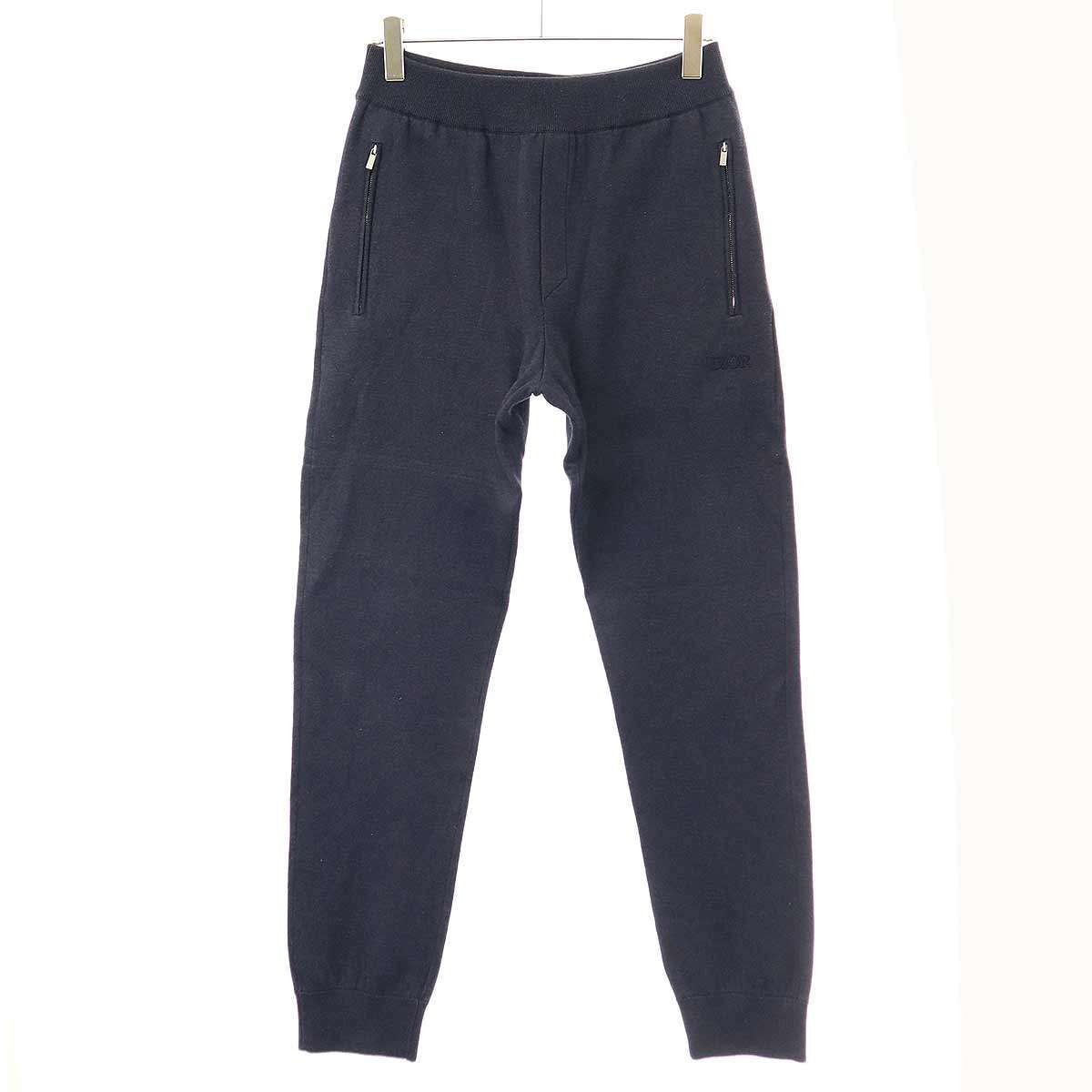 商品管理ID：ITKU5XLCTKS2 Dior ディオール スウェットパンツ 113M120AT225 コンディションについて コンディションランクの基準は、当社が設けた基準となります。 感じ方には個人差がありますので、参考程度にお考え下さい。 また、状態の全てを記載しきれない場合があります。 特にC・Dランクの商品は、詳細に記載しきれない毛玉や汚れ、小穴等の微細なダメージがある場合がございます。 新品・中古品に関わらず、一部の付属品がない場合がございます。 ガーメント等の例外を除いて、画像に写っているものが全てとなります。 気になる点がございましたら、ご注文前に質問欄よりお問い合わせください。 状態について詳細 全体的にやや毛羽立ち・使用感がございます。 備考 113M120AT225 商品詳細 商品管理ID ITKU5XLCTKS2 ブランド Dior ディオール アイテム名 スウェットパンツ サイズ表記 M 実寸 ウエスト：76cm もも幅：32cm ひざ幅：24cm 裾幅：14cm 股上：34cm 股下：80.5cm ※体型によっては画像のイメージと異なる場合がございます。お手持ちの洋服と記載の各実寸を比較してサイズ感をご確認ください。 色 ネイビー 素材 コットン91％、カシミヤ9％ 取扱い店舗 お問い合わせ 商品についてのご質問はフォームよりお気軽にどうぞ。 ※お電話でのお問い合わせは承っておりません。 恐れ入りますが、フォームよりご連絡ください。 &nbsp;&nbsp;✉&nbsp;&nbsp;お問い合わせフォームはこちら&nbsp;&nbsp; ご注文に関する注意事項 ※掲載商品は実店舗等で同時販売しており、欠品になる場合がございます。 恐れ入りますがその際はキャンセルとなりますことを予めご了承ください。 ※コンディションランクについては保存袋や箱、その他付属品の状態は対象外です。 ※掲載写真はお使いのモニターや環境設定等により若干色合いが異なって見える場合がございます。予めご了承ください。 ※新品・中古品に関わらず一部付属品がない場合がございます。掲載画像をご確認の上、ご不明点は事前にお問い合わせください。 返品について ※原則、お客様都合での返品は承りできません。ご不安な点は事前に問い合わせフォームよりお問い合わせください。 （商品の不良等、弊社過失の場合はお受け取りより7日以内にご連絡いただければ返品受付いたします。詳しくはこちらをご覧くださいませ。）Dior ディオール スウェットパンツ 113M120AT225 ネイビー M 「Dior ディオール」一覧はこちら