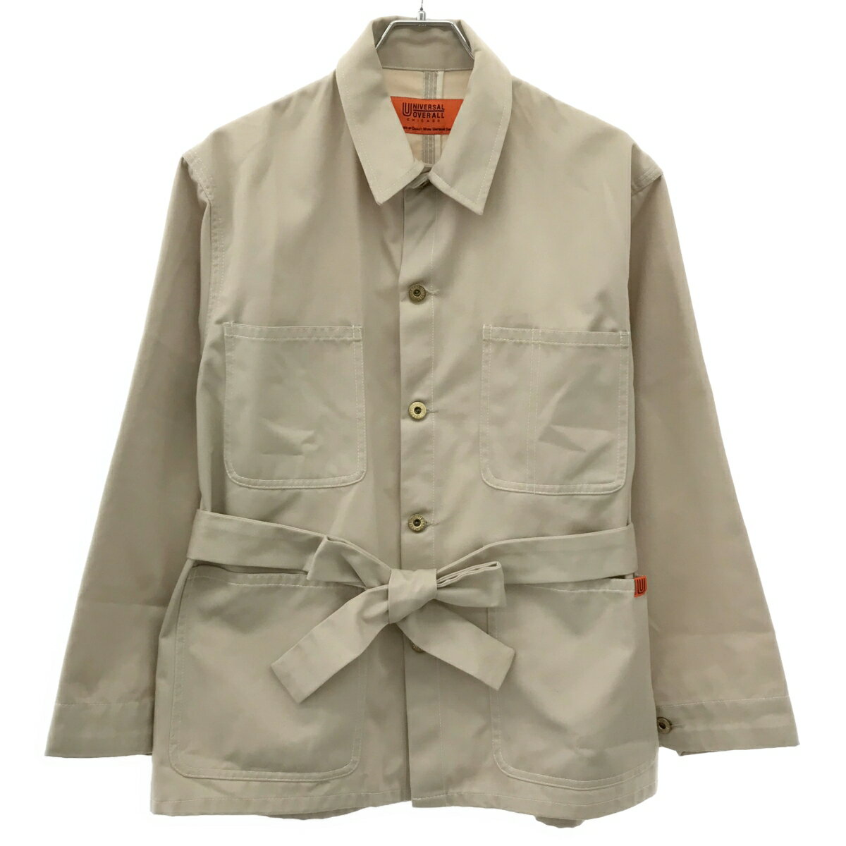 商品管理ID：ITHSYRK1QK7F UNIVERSAL OVERALL ユニバーサルオーバーオール カバーオールジャケット U7434225NU コンディションについて コンディションランクの基準は、当社が設けた基準となります。 感じ方には個人差がありますので、参考程度にお考え下さい。 また、状態の全てを記載しきれない場合があります。 特にC・Dランクの商品は、詳細に記載しきれない毛玉や汚れ、小穴等の微細なダメージがある場合がございます。 新品・中古品に関わらず、一部の付属品がない場合がございます。 ガーメント等の例外を除いて、画像に写っているものが全てとなります。 気になる点がございましたら、ご注文前に質問欄よりお問い合わせください。 状態について詳細 襟ぐりにやや黄ばみ、前面左ポケットの一部に黄ばみ、背面左裾あたりに一部シミがございます。 備考 U7434225NU 商品詳細 商品管理ID ITHSYRK1QK7F ブランド UNIVERSAL OVERALL ユニバーサルオーバーオール アイテム名 カバーオールジャケット サイズ表記 F 実寸 肩幅：47cm 身幅：56cm 着丈：70.5cm 裄丈：78cm 袖丈：54cm ※体型によっては画像のイメージと異なる場合がございます。お手持ちの洋服と記載の各実寸を比較してサイズ感をご確認ください。 色 ベージュ 素材 ポリエステル65％ 綿35％ 取扱い店舗 ご注文に関する注意事項 ※掲載商品は実店舗等で同時販売しており、欠品になる場合がございます。 恐れ入りますがその際はキャンセルとなりますことを予めご了承ください。 ※コンディションランクについては保存袋や箱、その他付属品の状態は対象外です。 ※掲載写真はお使いのモニターや環境設定等により若干色合いが異なって見える場合がございます。予めご了承ください。 ※新品・中古品に関わらず一部付属品がない場合がございます。掲載画像をご確認の上、ご不明点は事前にお問い合わせください。 返品について ※原則、お客様都合での返品は承りできません。ご不安な点は事前に問い合わせフォームよりお問い合わせください。 （商品の不良等、弊社過失の場合はお受け取りより7日以内にご連絡いただければ返品受付いたします。詳しくはこちらをご覧くださいませ。）UNIVERSAL OVERALL ユニバーサルオーバーオール カバーオールジャケット U7434225NU ベージュ F 「UNIVERSAL OVERALL ユニバーサルオーバーオール」一覧はこちら