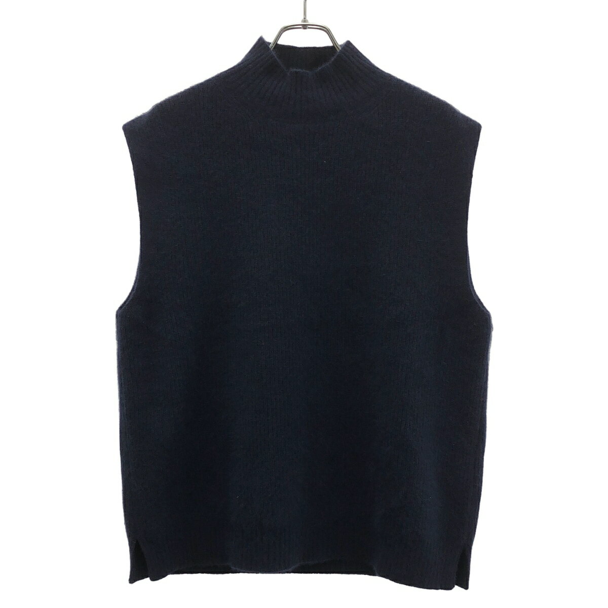 商品管理ID：ITZ33M3LA0UY BED J.W. FORD ベッドフォード 23AW モックネックニットベスト 23AW-B-KT04 コンディションについて コンディションランクの基準は、当社が設けた基準となります。 感じ方には個人差がありますので、参考程度にお考え下さい。 また、状態の全てを記載しきれない場合があります。 特にC・Dランクの商品は、詳細に記載しきれない毛玉や汚れ、小穴等の微細なダメージがある場合がございます。 新品・中古品に関わらず、一部の付属品がない場合がございます。 ガーメント等の例外を除いて、画像に写っているものが全てとなります。 気になる点がございましたら、ご注文前に質問欄よりお問い合わせください。 状態について詳細 特筆すべき汚れやダメージはございませんがやや使用感がございます。 備考 23AW-B-KT04 商品詳細 商品管理ID ITZ33M3LA0UY ブランド BED J.W. FORD ベッドフォード アイテム名 23AW モックネックニットベスト サイズ表記 1 実寸 肩幅：47.5cm 身幅：54cm 着丈：63.5cm ※体型によっては画像のイメージと異なる場合がございます。お手持ちの洋服と記載の各実寸を比較してサイズ感をご確認ください。 色 ネイビー 素材 ラクーン50%、毛30%、ナイロン20% 取扱い店舗 お問い合わせ 商品についてのご質問はフォームよりお気軽にどうぞ。 ※お電話でのお問い合わせは承っておりません。 恐れ入りますが、フォームよりご連絡ください。 &nbsp;&nbsp;✉&nbsp;&nbsp;お問い合わせフォームはこちら&nbsp;&nbsp; ご注文に関する注意事項 ※掲載商品は実店舗等で同時販売しており、欠品になる場合がございます。 恐れ入りますがその際はキャンセルとなりますことを予めご了承ください。 ※コンディションランクについては保存袋や箱、その他付属品の状態は対象外です。 ※掲載写真はお使いのモニターや環境設定等により若干色合いが異なって見える場合がございます。予めご了承ください。 ※新品・中古品に関わらず一部付属品がない場合がございます。掲載画像をご確認の上、ご不明点は事前にお問い合わせください。 返品について ※原則、お客様都合での返品は承りできません。ご不安な点は事前に問い合わせフォームよりお問い合わせください。 （商品の不良等、弊社過失の場合はお受け取りより7日以内にご連絡いただければ返品受付いたします。詳しくはこちらをご覧くださいませ。）BED J.W. FORD ベッドフォード 23AW モックネックニットベスト 23AW-B-KT04 ネイビー 1 「BED J.W. FORD ベッドフォード」一覧はこちら