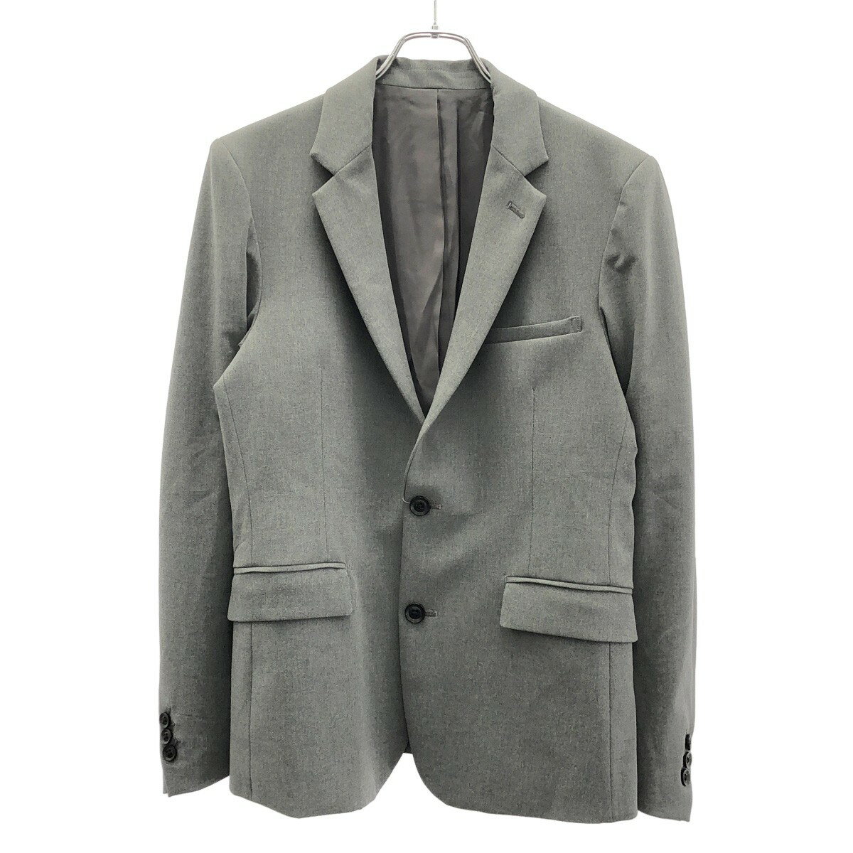 商品管理ID：IT498G3NH2RK LOUNGE LIZARD ラウンジリザード 2Bテーラードジャケット コンディションについて コンディションランクの基準は、当社が設けた基準となります。 感じ方には個人差がありますので、参考程度にお考え下さい。 また、状態の全てを記載しきれない場合があります。 特にC・Dランクの商品は、詳細に記載しきれない毛玉や汚れ、小穴等の微細なダメージがある場合がございます。 新品・中古品に関わらず、一部の付属品がない場合がございます。 ガーメント等の例外を除いて、画像に写っているものが全てとなります。 気になる点がございましたら、ご注文前に質問欄よりお問い合わせください。 状態について詳細 右脇裏地に汗ジミがございますが、表面は美品です。 備考 商品詳細 商品管理ID IT498G3NH2RK ブランド LOUNGE LIZARD ラウンジリザード アイテム名 2Bテーラードジャケット サイズ表記 2 実寸 肩幅：44cm 身幅：48cm 着丈：66.5cm 裄丈：85cm 袖丈：63cm ※体型によっては画像のイメージと異なる場合がございます。お手持ちの洋服と記載の各実寸を比較してサイズ感をご確認ください。 色 グレー 素材 レーヨン50％ ポリエステル43％ ポリウレタン7％ 裏地：キュプラ100％ 取扱い店舗 ご注文に関する注意事項 ※掲載商品は実店舗等で同時販売しており、欠品になる場合がございます。 恐れ入りますがその際はキャンセルとなりますことを予めご了承ください。 ※コンディションランクについては保存袋や箱、その他付属品の状態は対象外です。 ※掲載写真はお使いのモニターや環境設定等により若干色合いが異なって見える場合がございます。予めご了承ください。 ※新品・中古品に関わらず一部付属品がない場合がございます。掲載画像をご確認の上、ご不明点は事前にお問い合わせください。 返品について ※原則、お客様都合での返品は承りできません。ご不安な点は事前に問い合わせフォームよりお問い合わせください。 （商品の不良等、弊社過失の場合はお受け取りより7日以内にご連絡いただければ返品受付いたします。詳しくはこちらをご覧くださいませ。）LOUNGE LIZARD ラウンジリザード 2Bテーラードジャケット グレー 2 「LOUNGE LIZARD ラウンジリザード」一覧はこちら