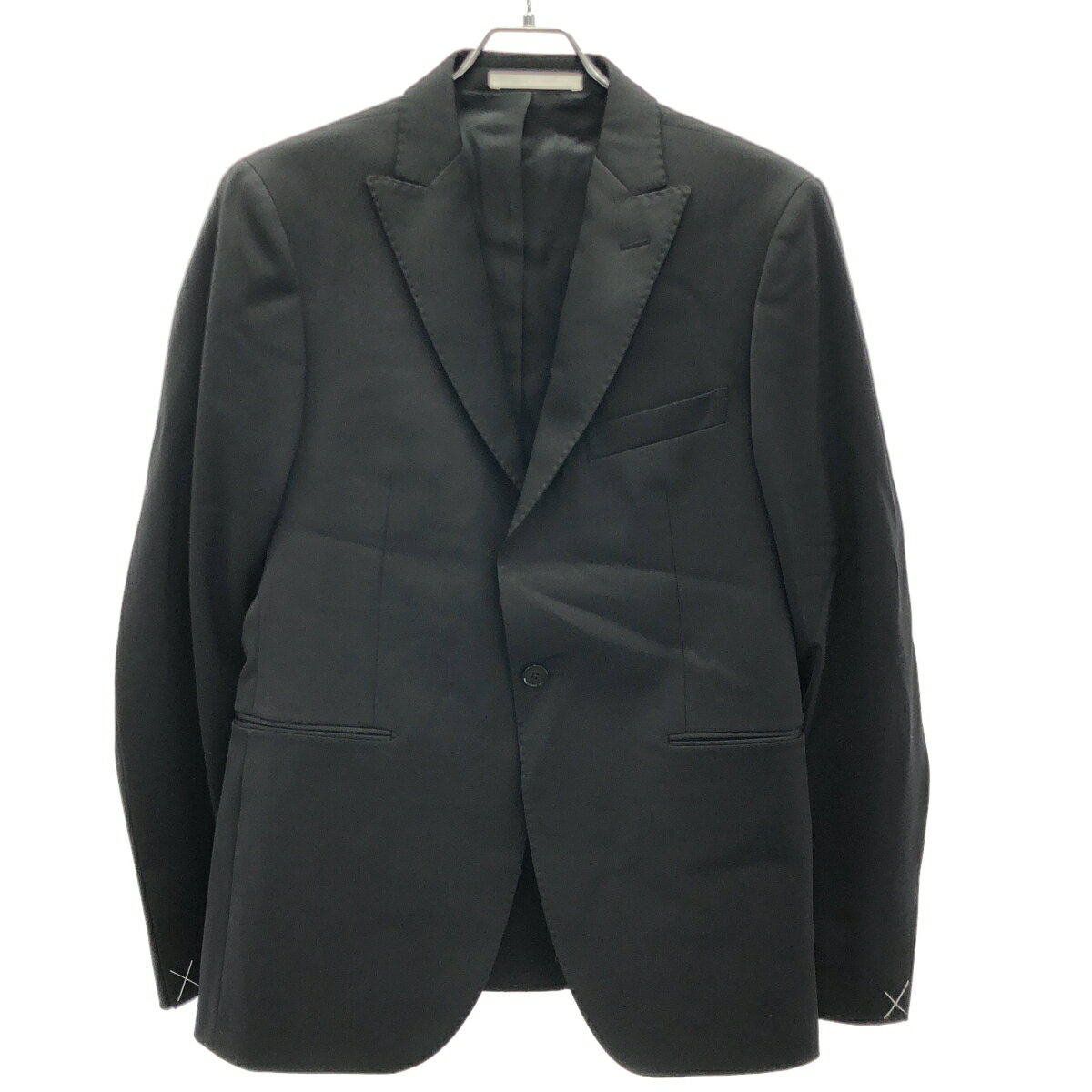 商品管理ID：IT4T4S9HPYRW TAGLIATORE タリアトーレ スモーキングセットアップスーツ SFBR15A01 コンディションについて コンディションランクの基準は、当社が設けた基準となります。 感じ方には個人差がありますので、参考程度にお考え下さい。 また、状態の全てを記載しきれない場合があります。 特にC・Dランクの商品は、詳細に記載しきれない毛玉や汚れ、小穴等の微細なダメージがある場合がございます。 新品・中古品に関わらず、一部の付属品がない場合がございます。 ガーメント等の例外を除いて、画像に写っているものが全てとなります。 気になる点がございましたら、ご注文前に質問欄よりお問い合わせください。 状態について詳細 ジャケット裾裏地に一部糸引っかけがございますが、全体的に状態は良好です。 備考 SFBR15A01 商品詳細 商品管理ID IT4T4S9HPYRW ブランド TAGLIATORE タリアトーレ アイテム名 スモーキングセットアップスーツ サイズ表記 46 実寸 肩幅：44cm 身幅：48cm 着丈：69cm 裄丈：84cm 袖丈：61cm ウエスト：82cm もも幅：30cm ひざ幅：19cm 裾幅：16cm 股上：21cm 股下：89cm ※体型によっては画像のイメージと異なる場合がございます。お手持ちの洋服と記載の各実寸を比較してサイズ感をご確認ください。 色 ブラック 素材 表地：毛99％、ポリウレタン1％／裏地：キュプラ100％／別布：ポリエステル100％ 取扱い店舗 ご注文に関する注意事項 ※掲載商品は実店舗等で同時販売しており、欠品になる場合がございます。 恐れ入りますがその際はキャンセルとなりますことを予めご了承ください。 ※コンディションランクについては保存袋や箱、その他付属品の状態は対象外です。 ※掲載写真はお使いのモニターや環境設定等により若干色合いが異なって見える場合がございます。予めご了承ください。 ※新品・中古品に関わらず一部付属品がない場合がございます。掲載画像をご確認の上、ご不明点は事前にお問い合わせください。 返品について ※原則、お客様都合での返品は承りできません。ご不安な点は事前に問い合わせフォームよりお問い合わせください。 （商品の不良等、弊社過失の場合はお受け取りより7日以内にご連絡いただければ返品受付いたします。詳しくはこちらをご覧くださいませ。）TAGLIATORE タリアトーレ スモーキングセットアップスーツ SFBR15A01 ブラック 46 「TAGLIATORE タリアトーレ」一覧はこちら